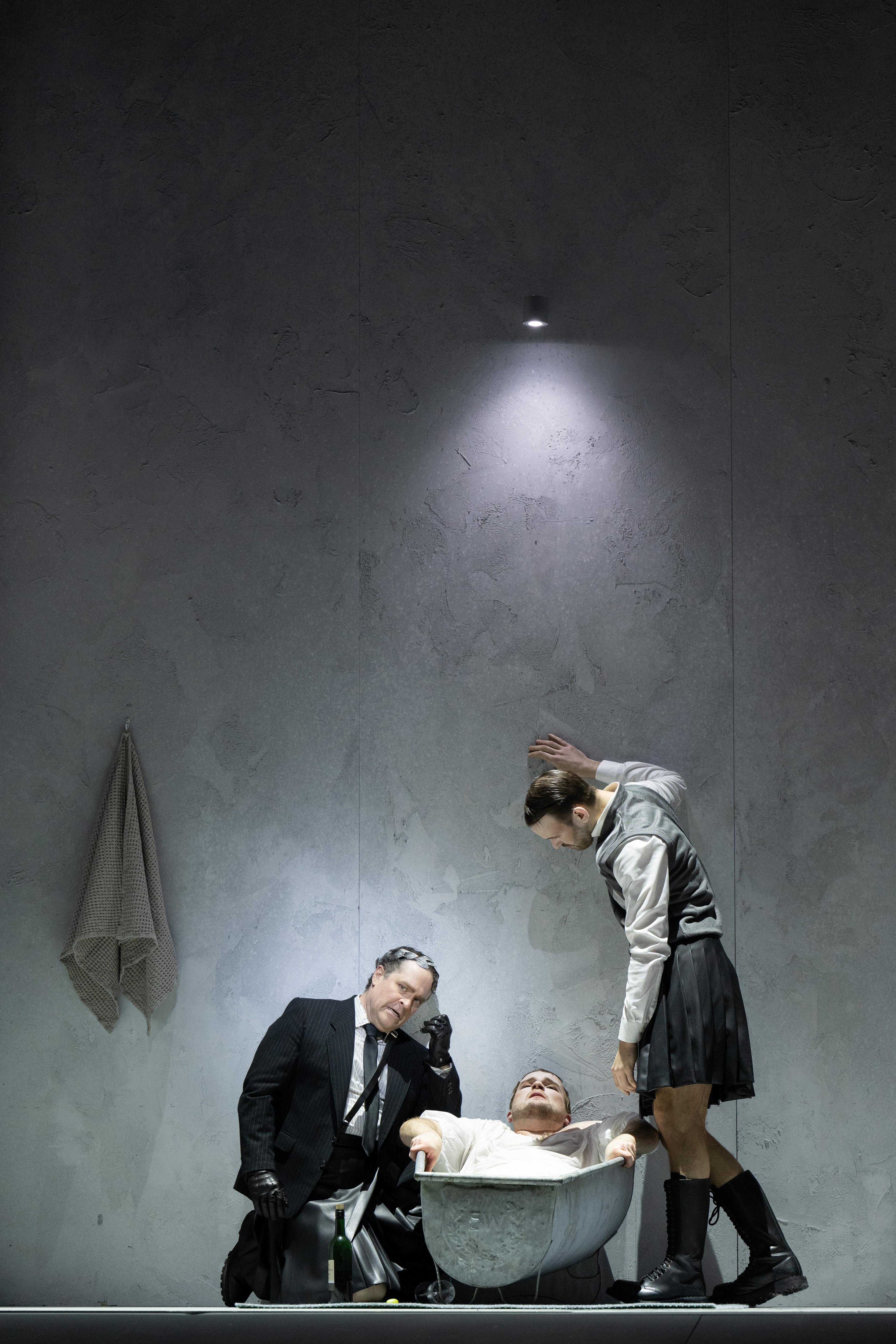 Lawrence Zazzo (Giulio Cesare), Nils Wanderer (Tolomeo; in der Wanne liegend) und Jarrett Porter (Curio) in „Giulio Cesare in Egitto“ von Georg Friedrich Händel an der Oper Frankfurt. Foto Monika Rittershaus