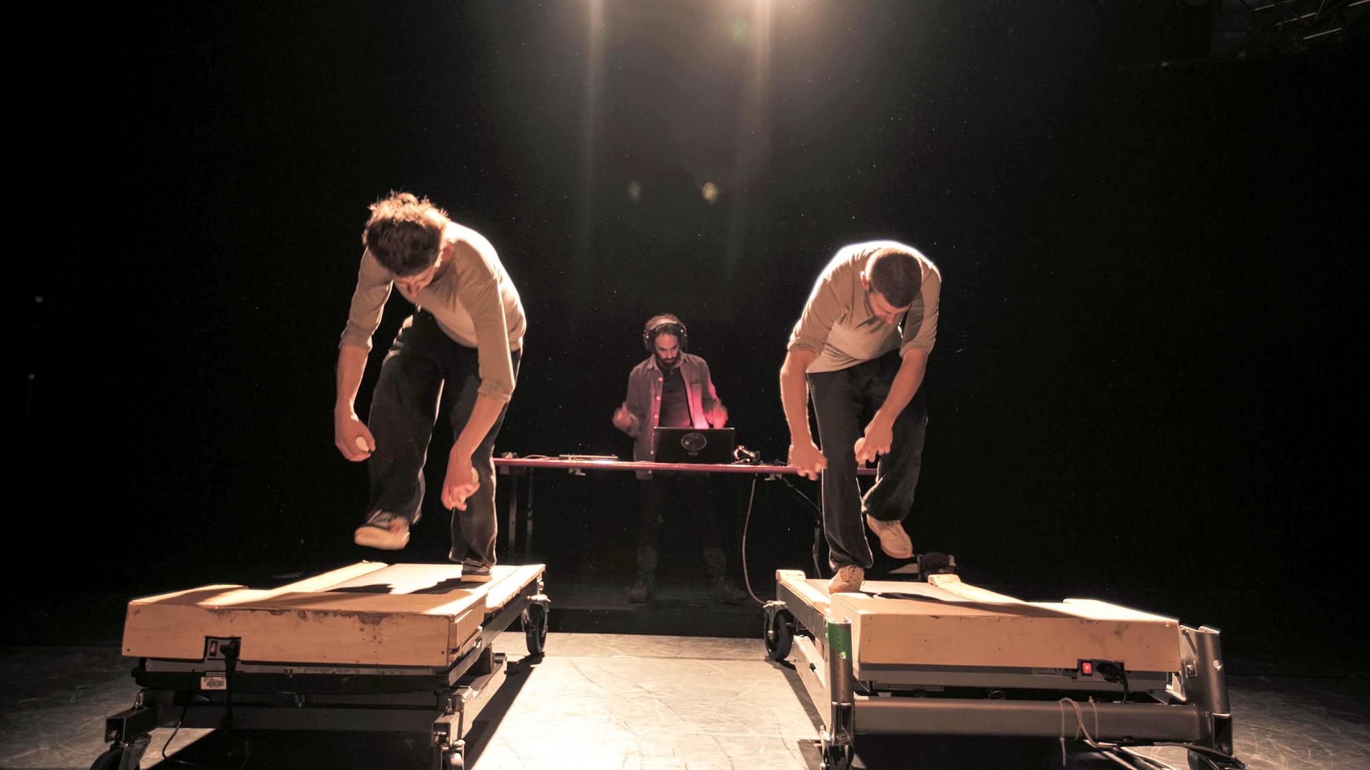 „Runners“ von Jonas Schiffauer, Alex Allison, Moisés Mas García. Eine Produktion von Hippana.Maleta im Rahmen des Festivals Zeit für Zirkus, Köln