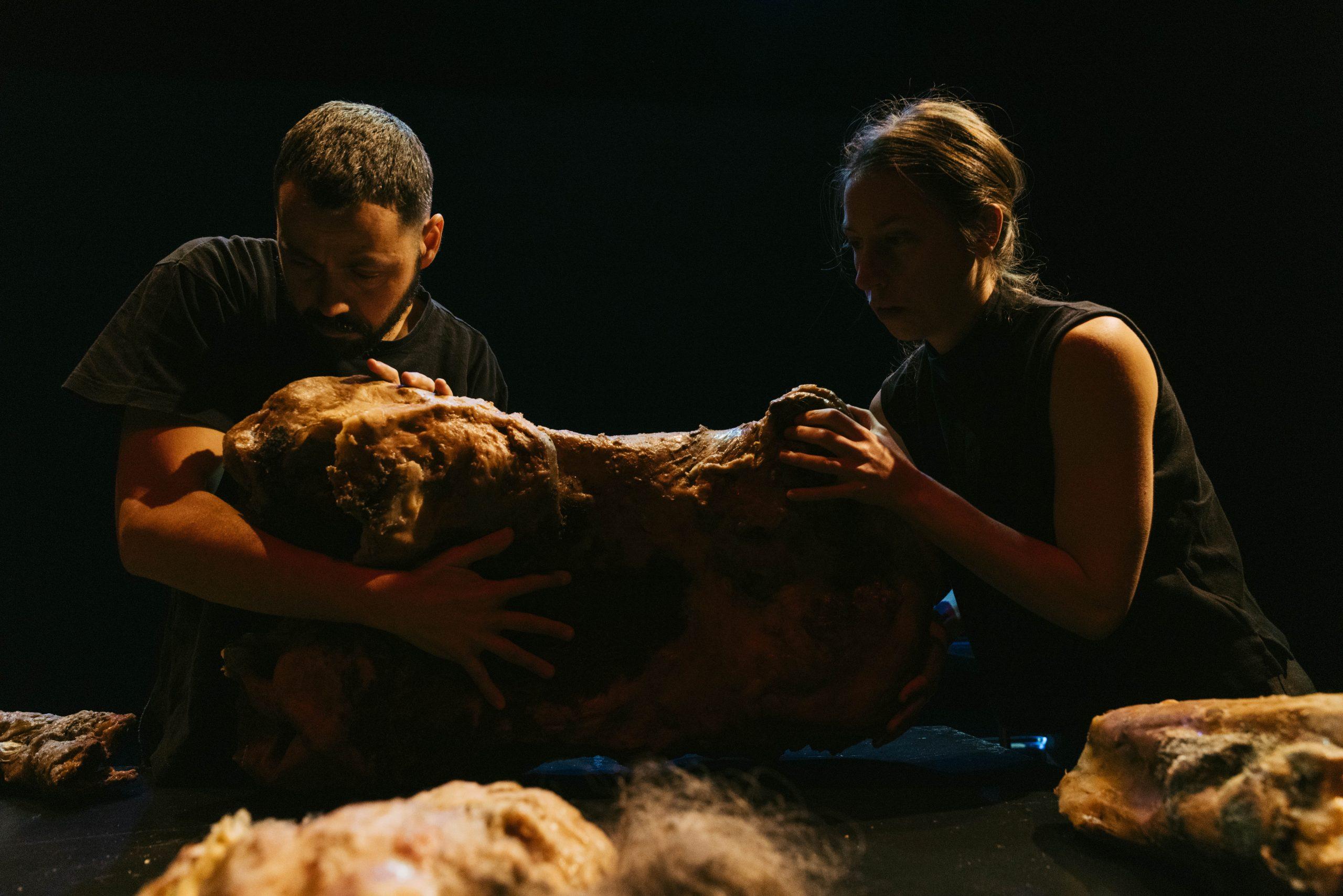 Die Performer:innen Arkadi Zaides und Emma Gioia in „NECROPOLIS“ am Künstler:innenhaus Mousonturm Frankfurt.