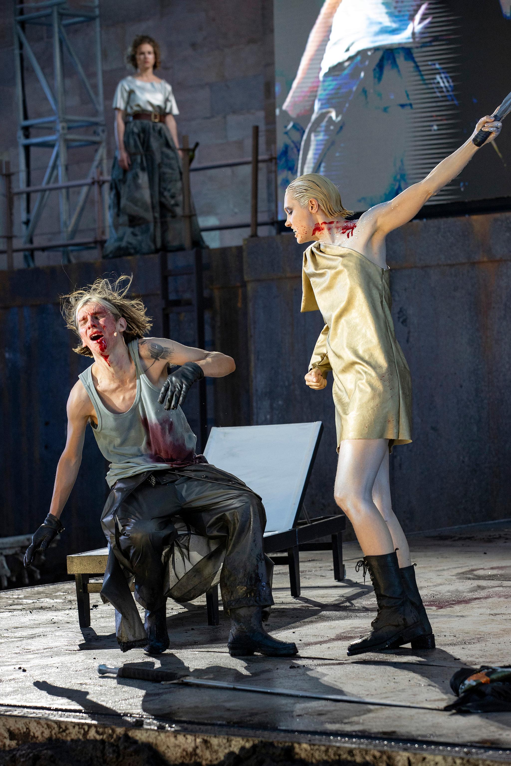 Aniol Kirberg, Yohanna Schwertfeger, Marta Kizyma in „Der Diplomat“ zur Eröffnung der Nibelungenfestspiele in Worms. Foto David Baltzer