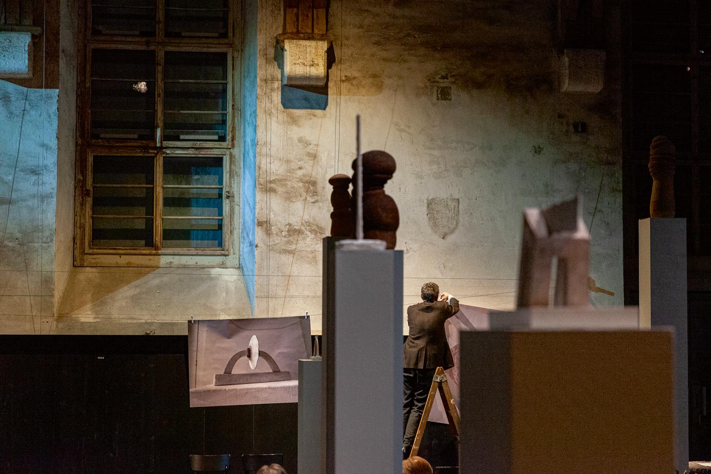 Die tongewordenen Gedanken des Flaneurs. Ruedi Häusermanns „Schauplatz der Kunst“ an der Bühne Aarau. Foto Luca Schaffer