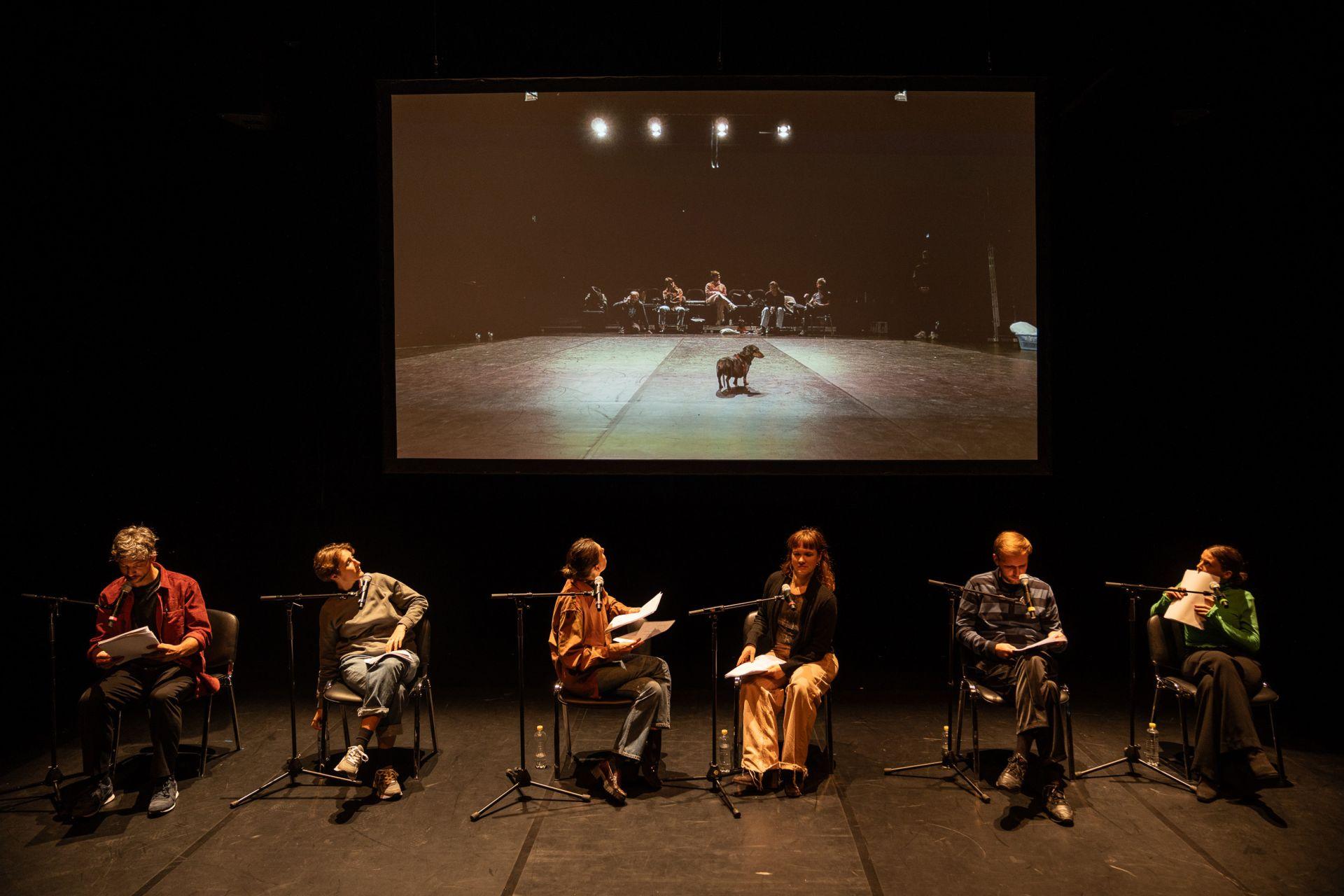 „Die Hundekot-Attacke“ am Theaterhaus Jena. Foto Joachim Dette