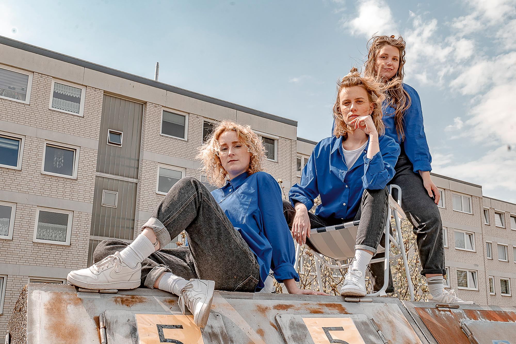 Julia Gebhardt, Marie Gedicke und Lina Wölfel in „Identität(p)ost“, eine Performance von Kollektiv (AT)