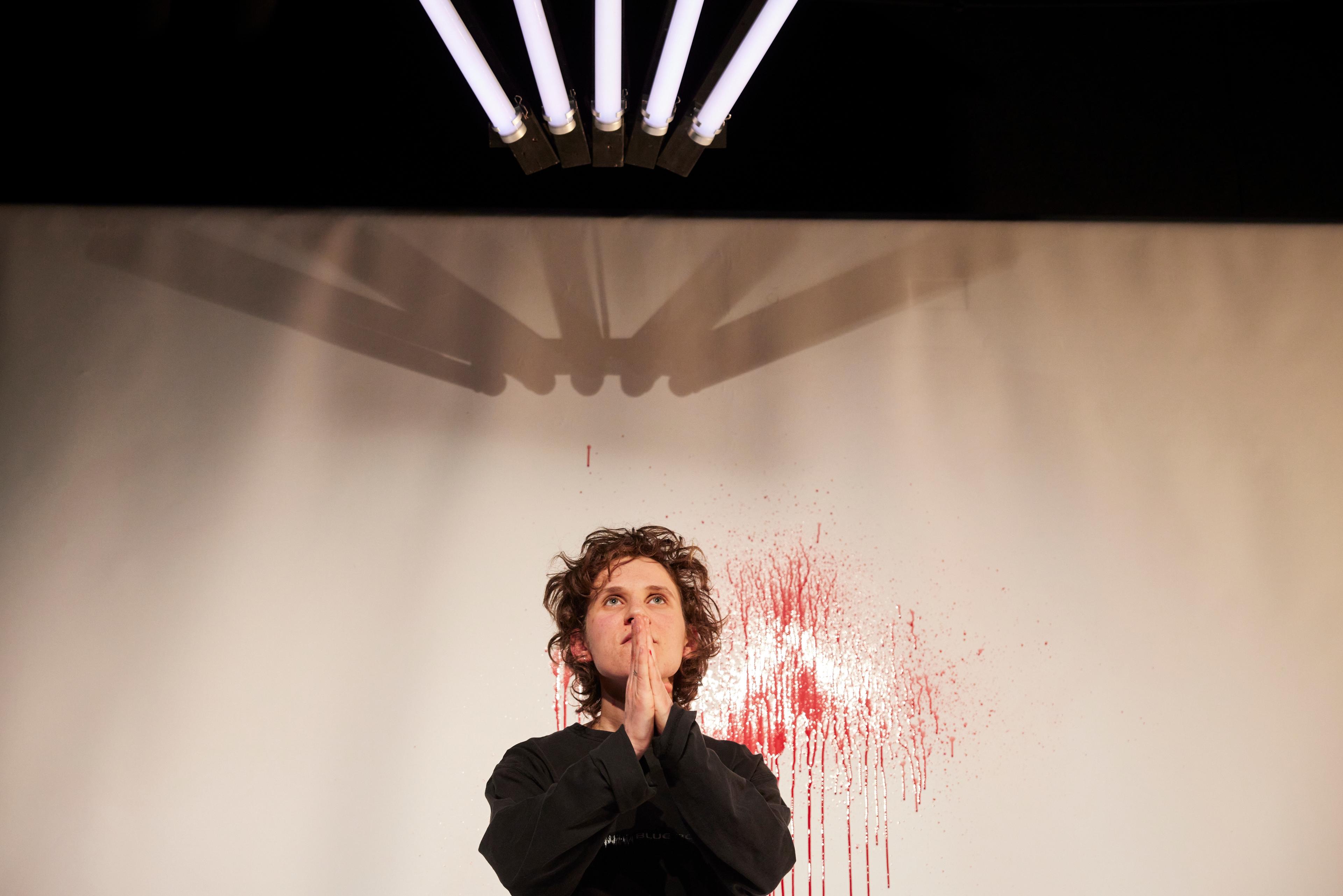 Lucia Kotikova in „Blutbuch“ an den Bühnen Bern beim Schweizer Theatertreffen. Foto Yoshiko Kusano