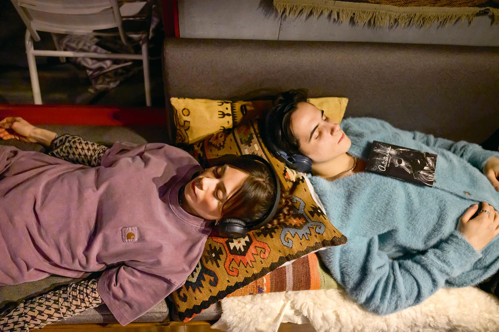 Rebecca Plymholt und Nikola Borggård Gavanozov in „Rage“ (Wut) von Milo Rau in eigener Regie am Dramaten in Stockholm