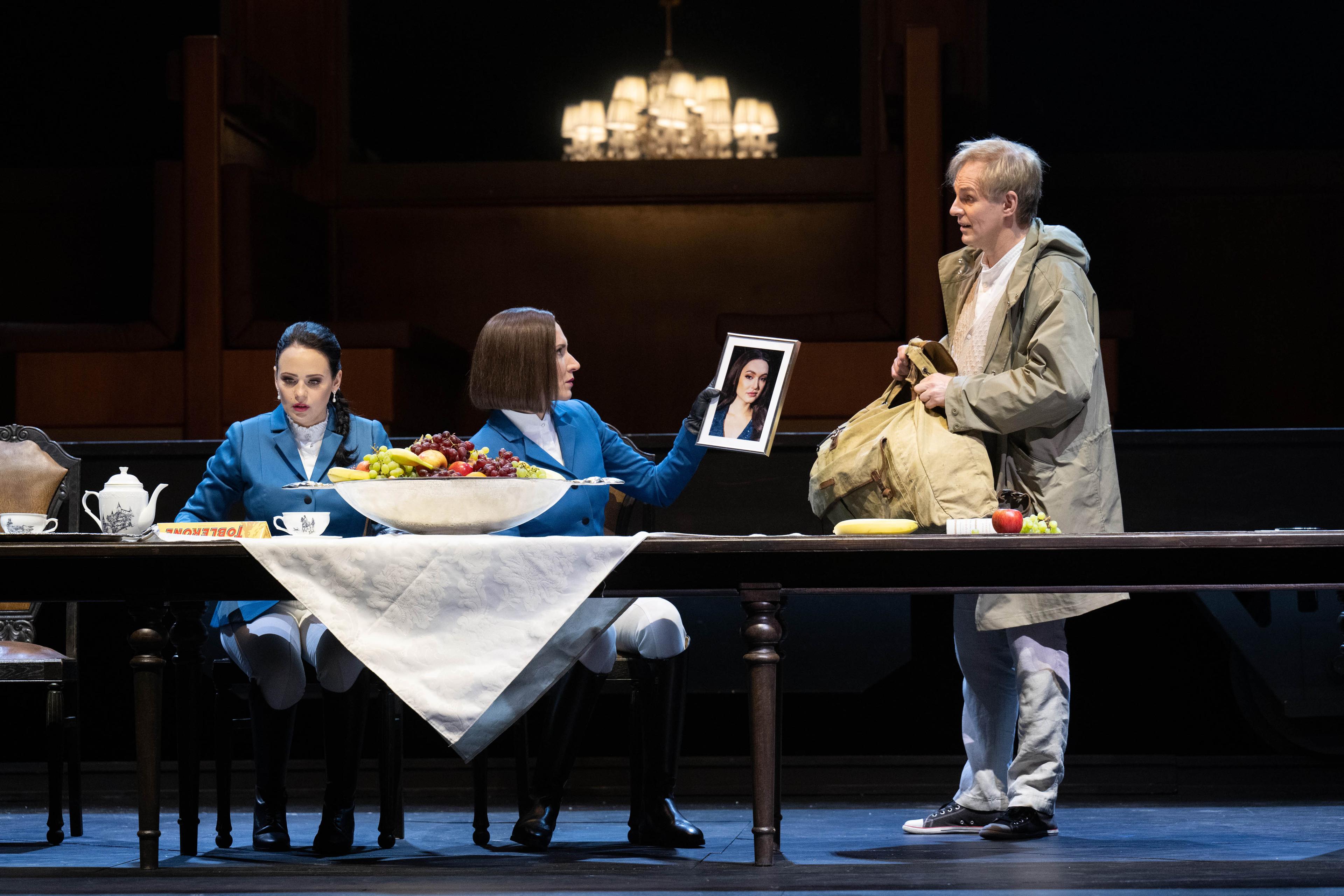 Tatjana Schneider (Alexandra), Bernadette Kizik (Adelaida) und  Dmitry Golovnin (Fürst Myschkin) in „Der Idiot“ von Mieczysław Weinberg am Theater an der Wien.