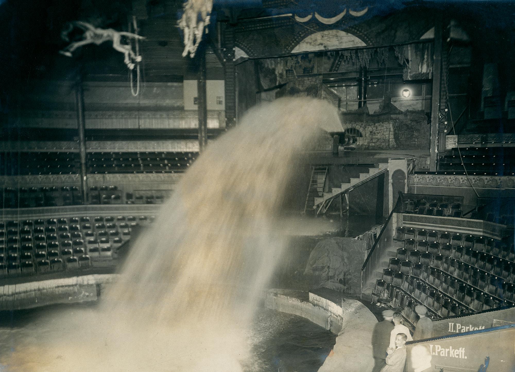 Die Manege wird geflutet. Technische Probe für eine Wasserpantomime im Circus Busch (1922).