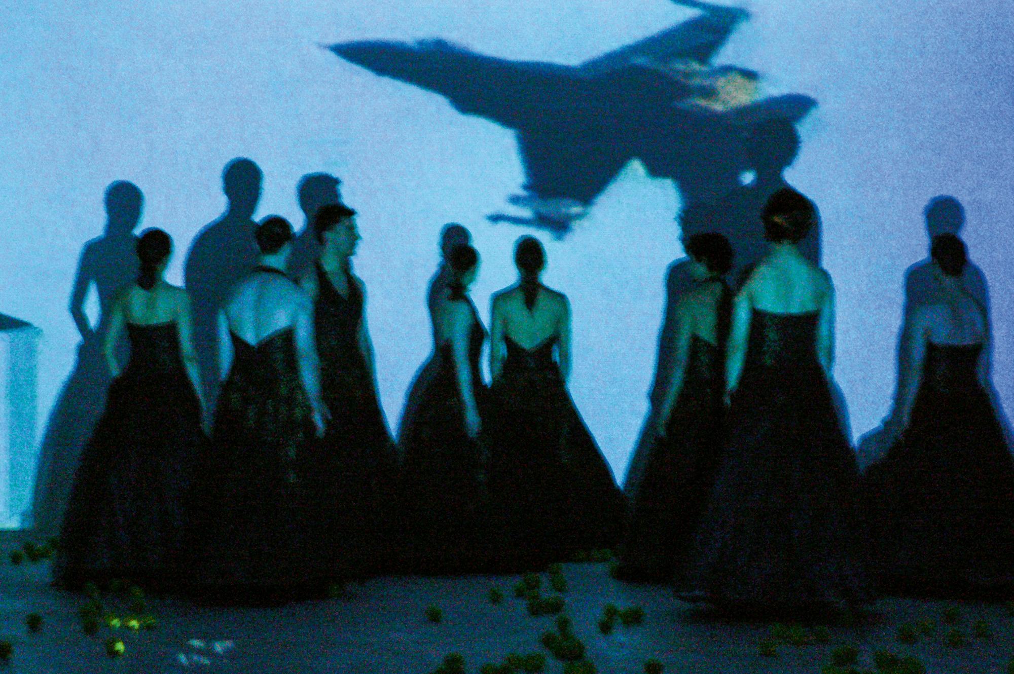 Szenen aus dem Tanzstück „Revolver“, Choreografie und Fotografie von VA Wölfl, 2004