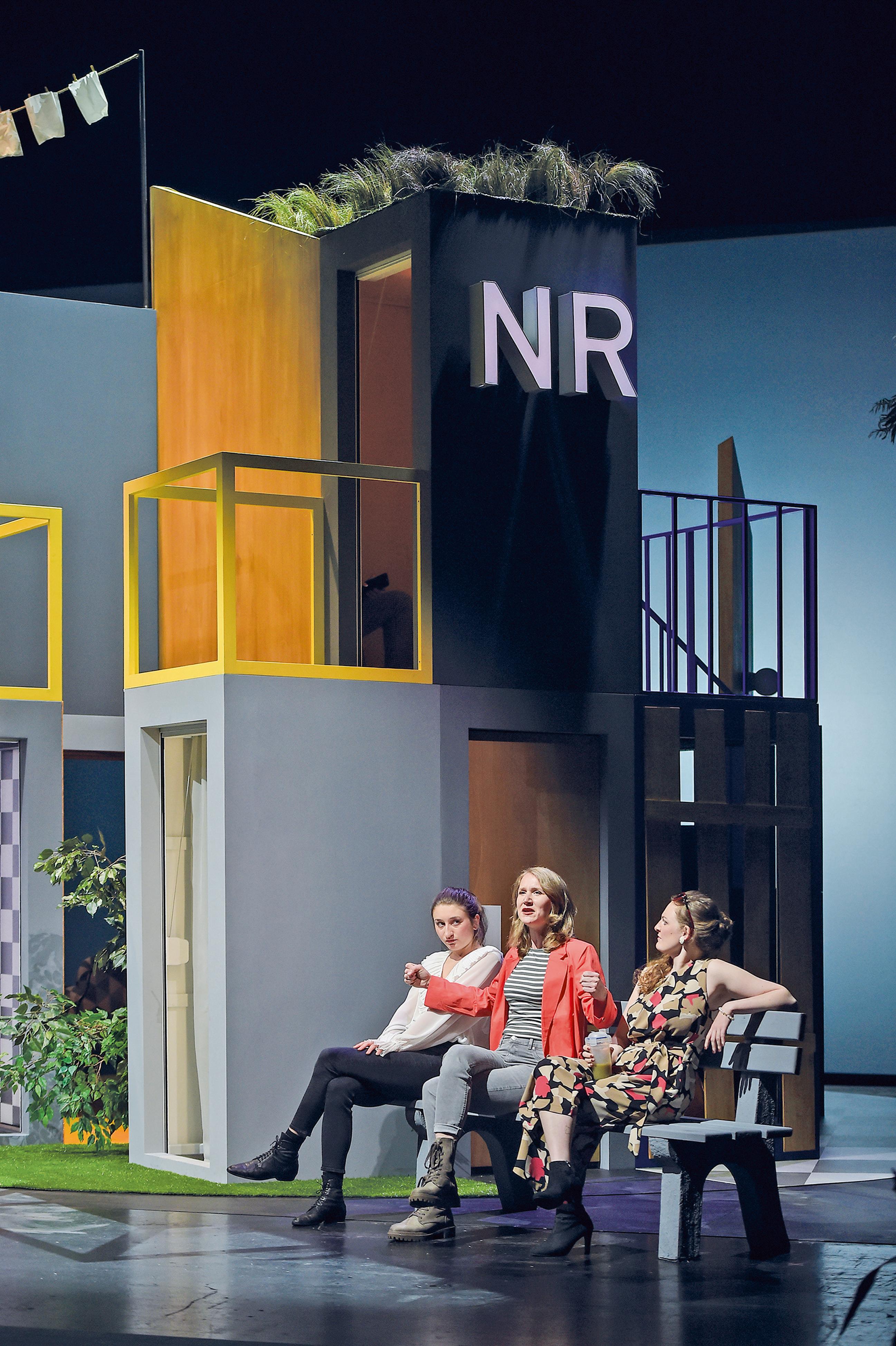 Antonia Bockelmann, Philine Bührer und Marie-Paulina Schendel in der Uraufführung von Theresia Walsers „Kängurus am Pool“ im Rahmen der Bayerischen Theatertage am ETA Hoffmann Theater Bamberg.