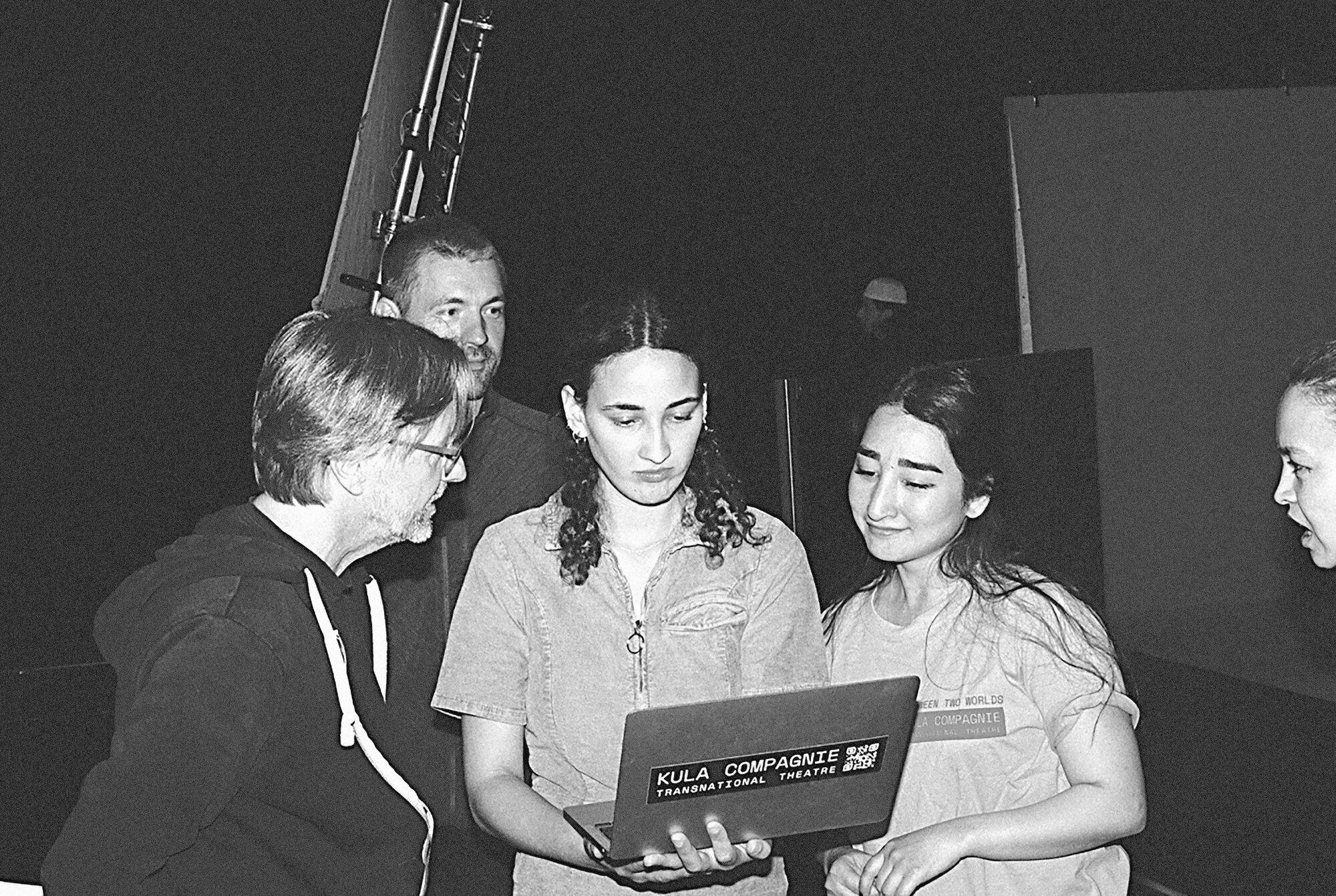 Max Bauer, Slava Kushkov, Khitam Miriam Hussein, Sara Khalili und Tahera Rezaie von der Kula Compagnie vor einer Vorstellung von Dibbuk – zwischen (zwei) Welten 2025 an der Akademie der Künste.