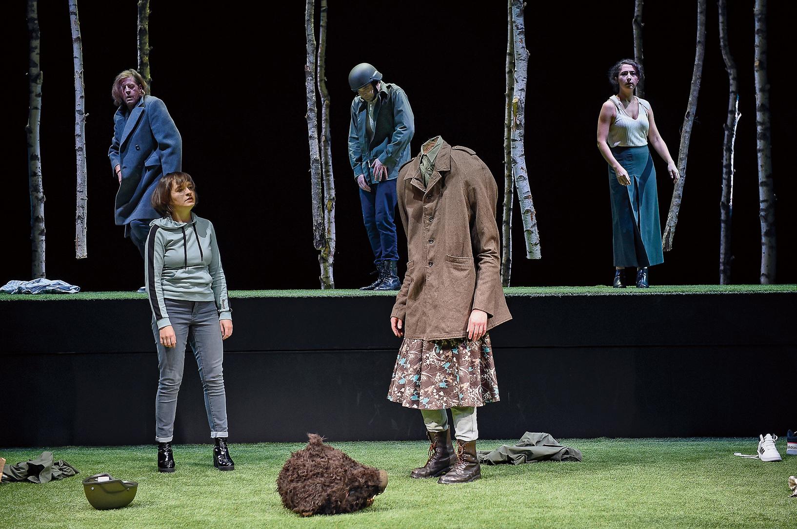 Das Ensemble von „Zerstörte Straßen (Bad Roads)“ von Natalia Vorozhbyt in der Regie von Wojtek Klemm am ETA Hoffmann Theater Bamberg.