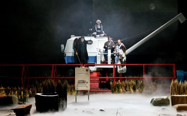 / 51 / Wo der Tag seine Nachtseite als eigentliche Heimat entdeckt – In „Vor dem Fest“ wirft Saša Stanišic einen anderen Blick auf das Thema sterbende Dörfer. Foto Silke Winkler