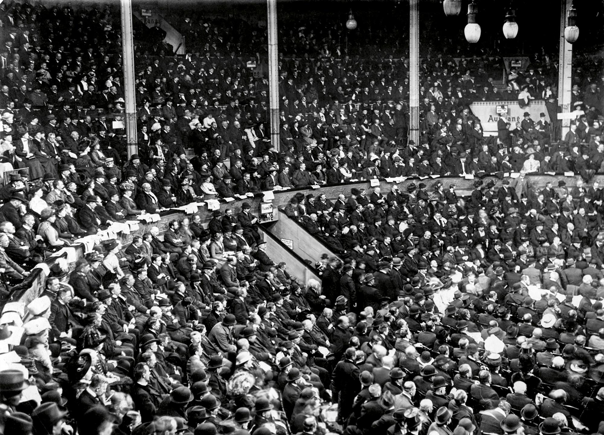 Fotografie der Jahresversammlung vom Bund der Landwirte im Gebäude von Circus Busch (1910).