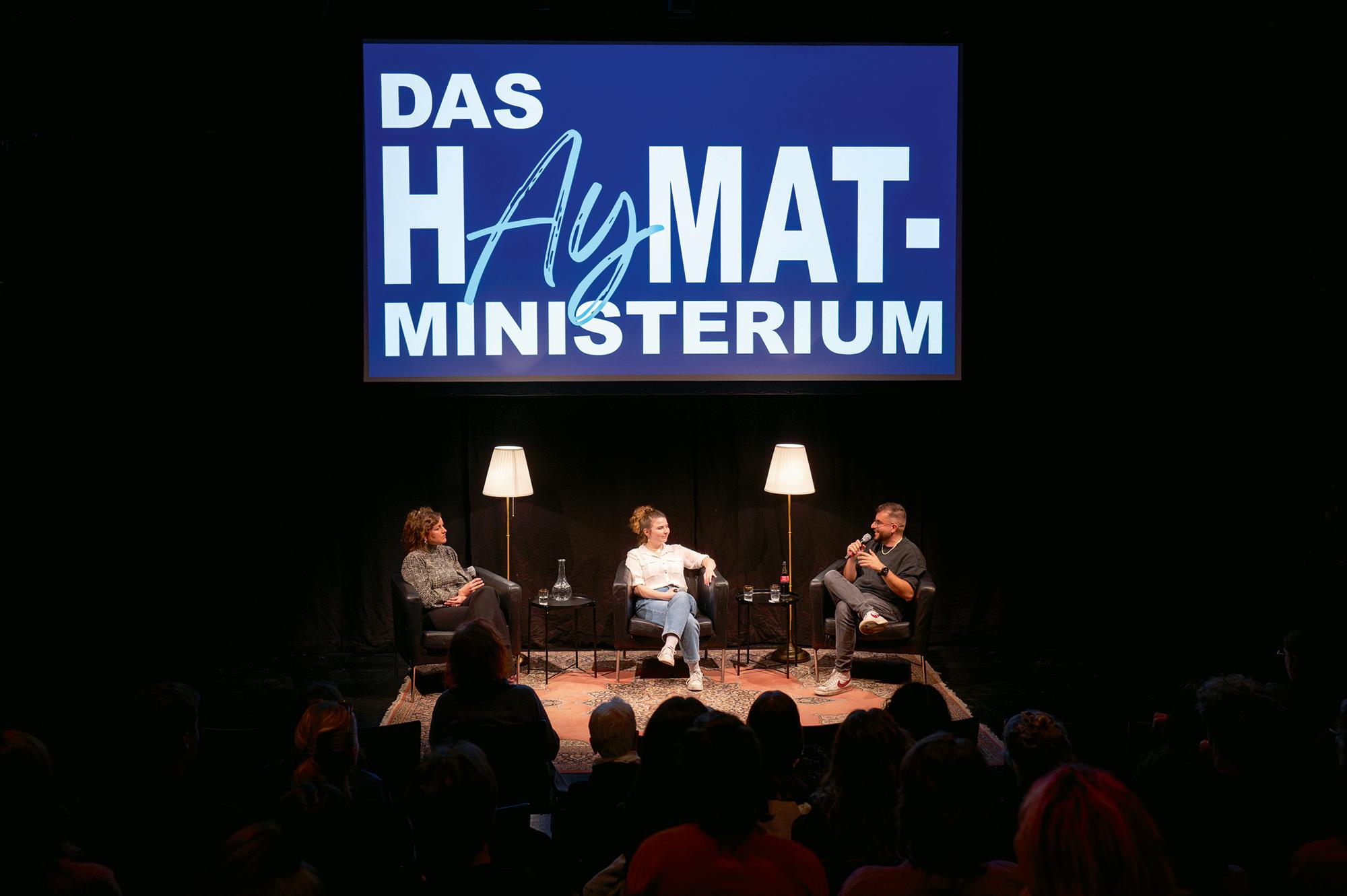 Die Ausgabe „Deutschland hat gewählt – und jetzt?“ aus der Gesprächsreihe „Das Haymatministerium“ am Nationaltheater Mannheim. Mit Özge Inan und Kyra Funk, moderiert von Burak Yılmaz