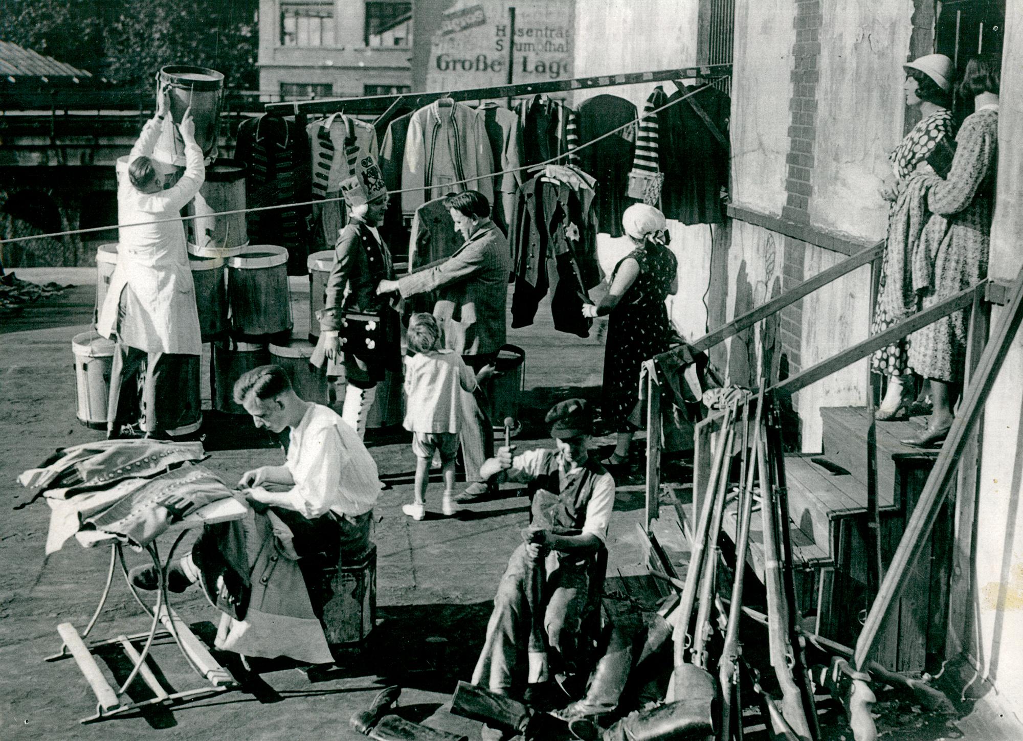 Schneider bei ihrer Arbeit im Circus Busch (ca. 1900).
