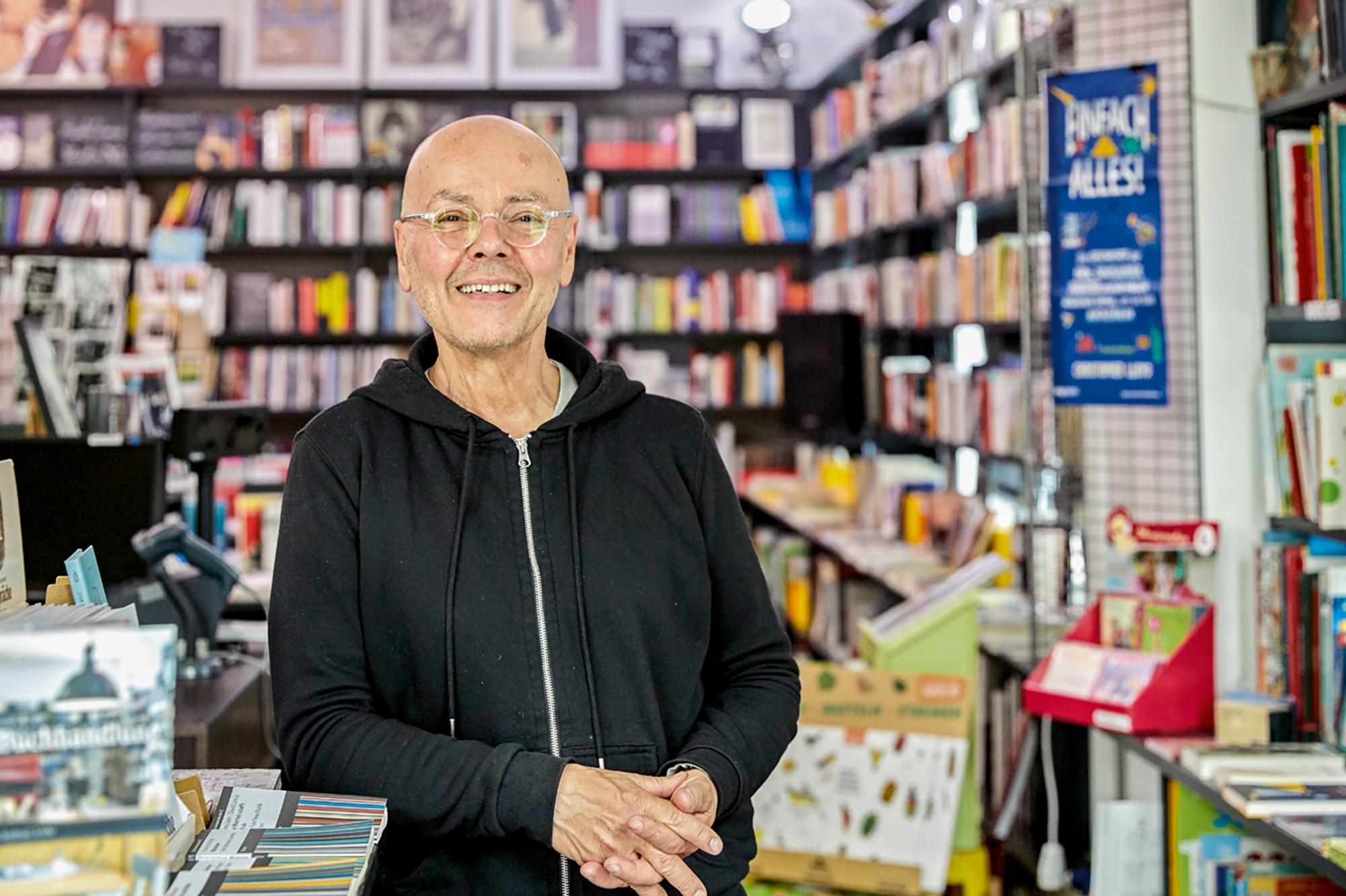 Harald Müller im verlagseigenen Buchladen Einar & Bert in Berlin Prenzlauer Berg