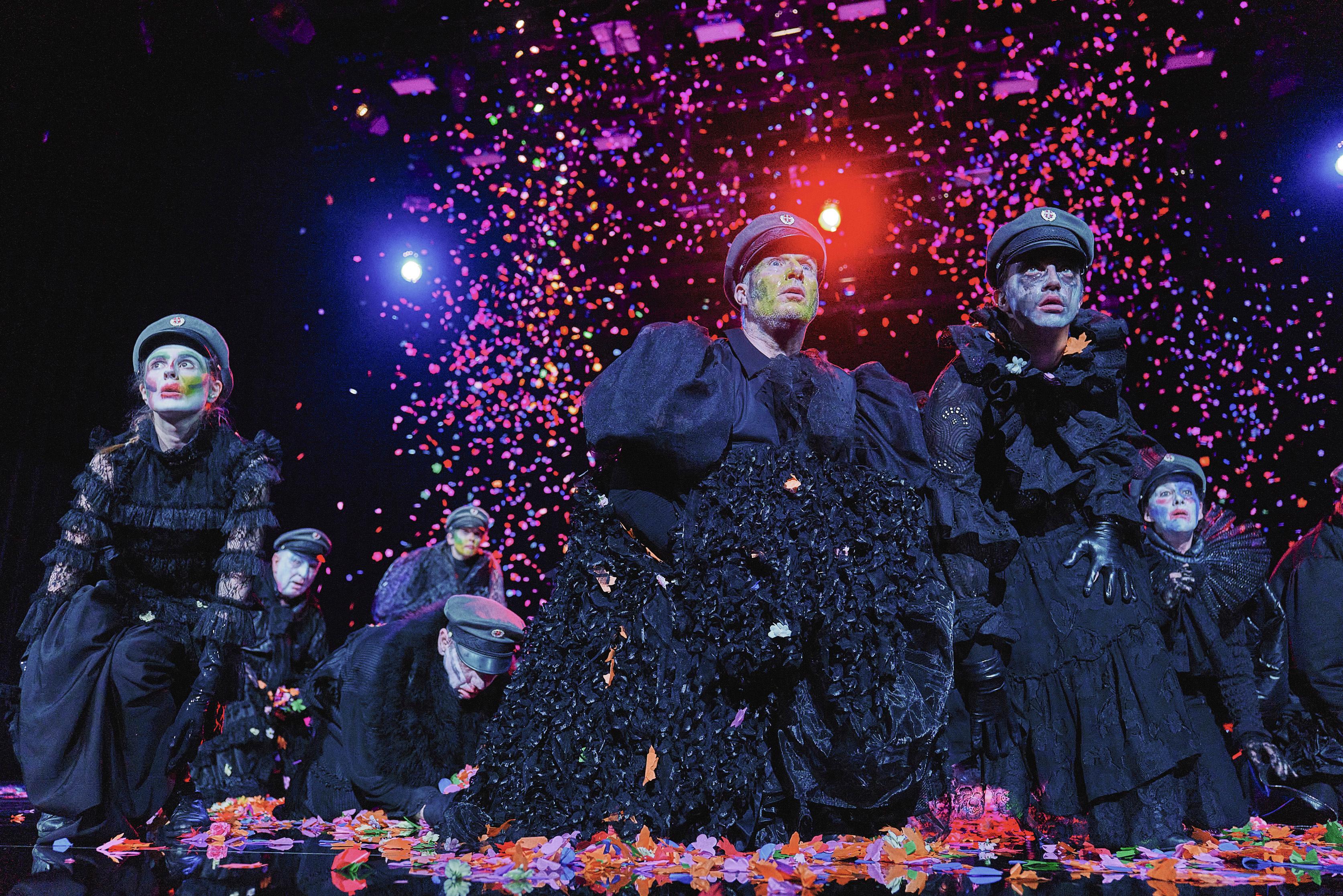 Elisa Plüss, Hans Dieter Knebel, Dorothee Hartinger, Hubert Wild, Arthur Klemt, Tilman Tuppy und Sabine Haupt in „Zentralfriedhof“, Regie Herbert Fritsch am Wiener Burgtheater. Foto Matthias Horn