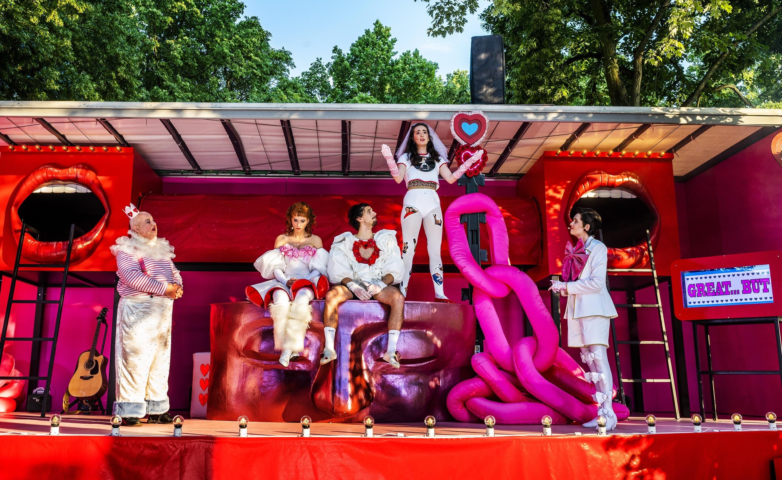 Es beginnt mit der Suche nach etwas ganz Großem und dann? „Ich denk schon wieder (nur an dich)“ am Schauspiel Leipzig beschäftigt sich mit Facetten von Dating und Liebe.