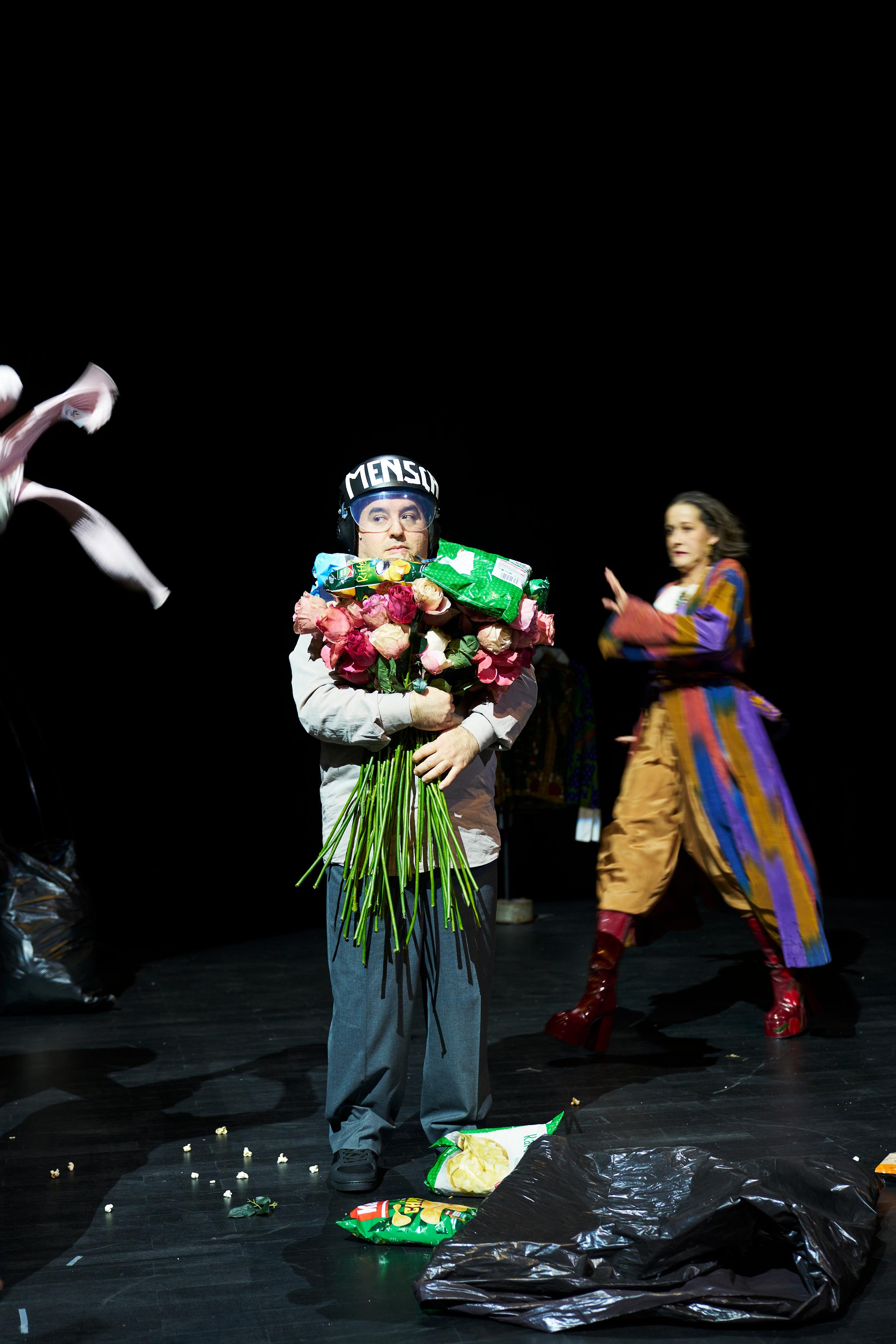 Bitte nicht schon wieder: Aslı Kışlal stellt in „Oh no, not again!“ zusammen mit dem Ensemble die Heuchelei am Theater bloß, mit viel Satire und Diskurs, aber wenig szenischem Spiel.