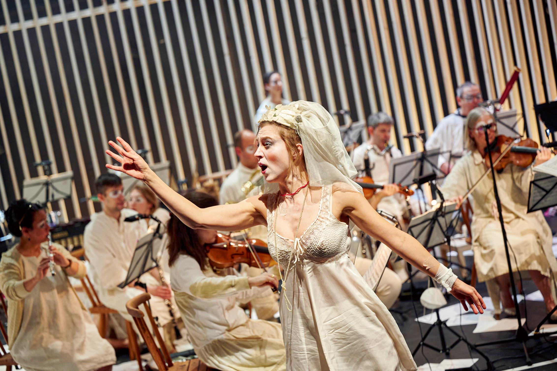 Kammeroper im Theater: Johanna Pommranz und La Banda Mordern in der Inszenierung von „Im Thurm“ von Markus Höring, Musikalische Leitung Philipp Amelung in der Regie von Thorsten Weckherlin. Foto Martin Siegmund