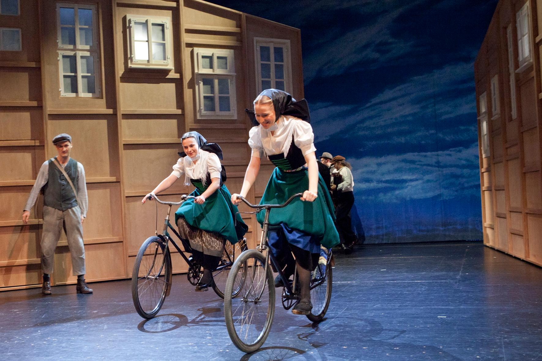 Julia Klingner als Hanka Schierz und Katharina Krüger als Lubina in „Schierzens Hanka“ in der Regie von Esther Undisz am Deutsch-Sorbischen Volkstheater Bautzen. Foto Miroslaw Nowotny