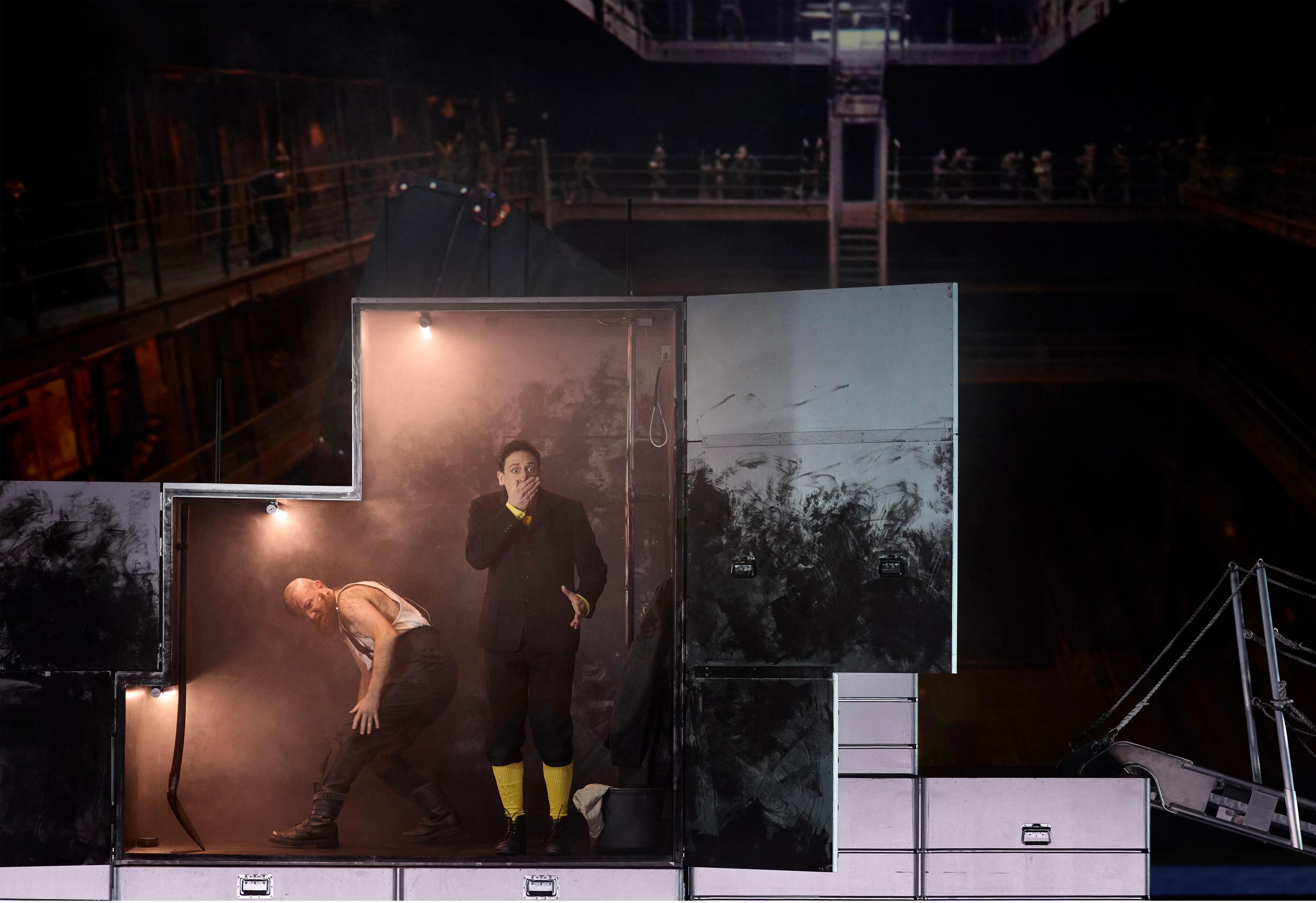 Robert Pomakov als Heizer und Paul Curievici als Karl Roßmann in „Amerika“ von Roman Haubenstock-Ramati, Inszenierung Sebastian Baumgarten, am Opernhaus Zürich. Foto Herwig Prammer