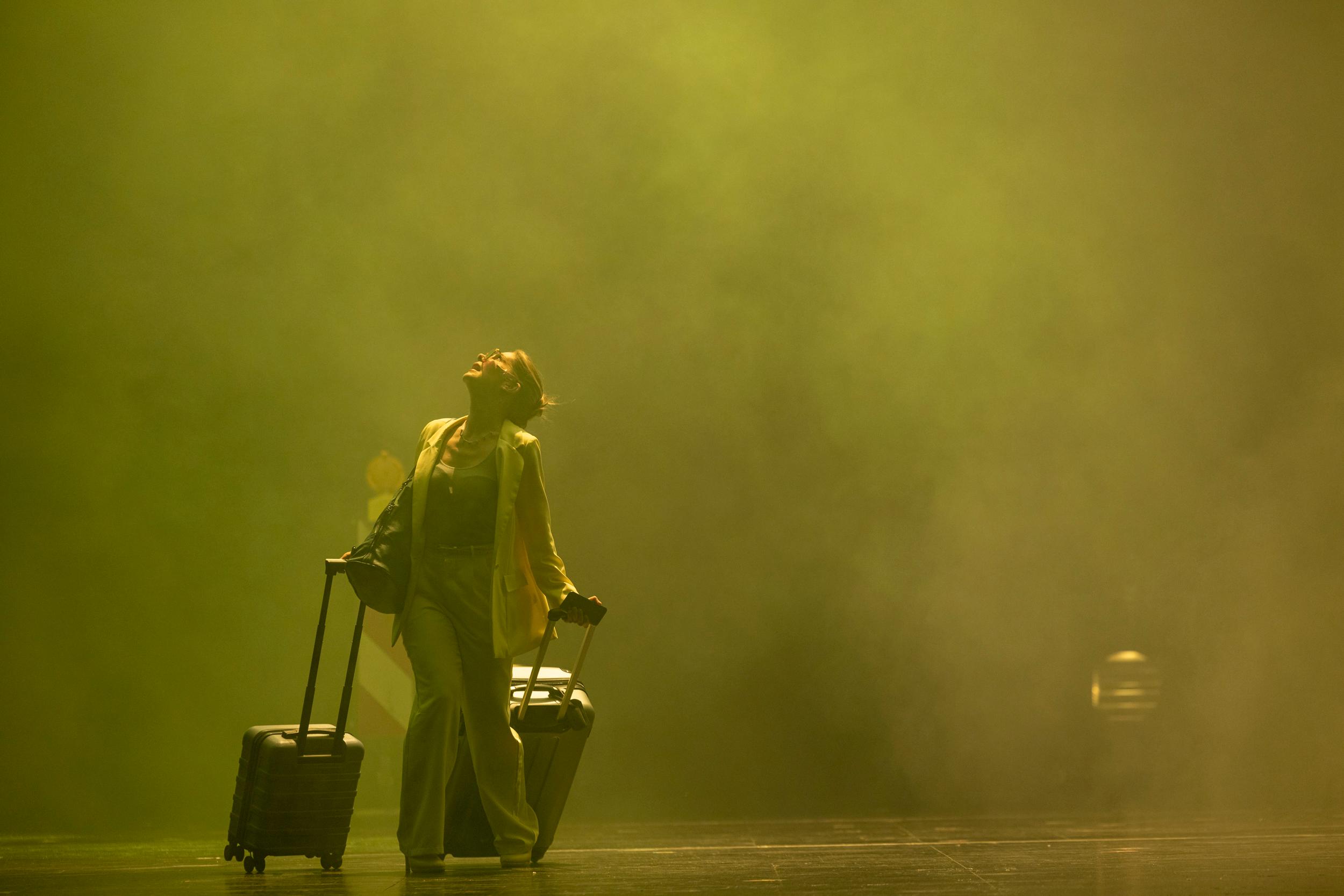 Angela Falkenhan in der Uraufführung von „Die Erwartung“ von Theresia Walser in der Regie von Peter Carp am Theater Freiburg. Foto Britt Schilling