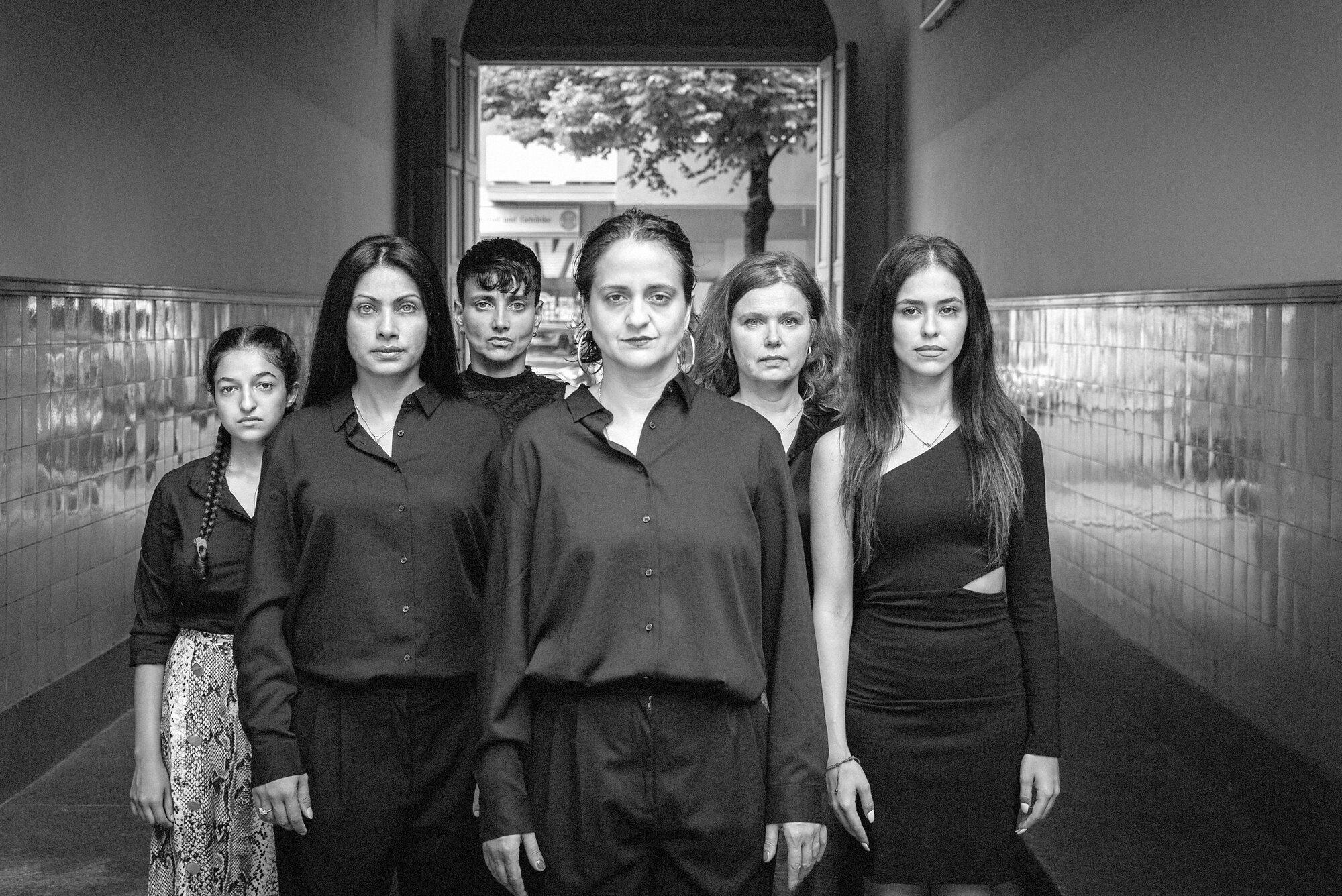 Das Rom*nja Power Theaterkollektiv in einer größeren Konstellation. V. l. n. r.: Estera Stan, Simonida Selimovic, Roxie Thiele-Dogan, Joschla Melanie Weiß, Andrea Rea Kurmann, Ramona Rahimi.