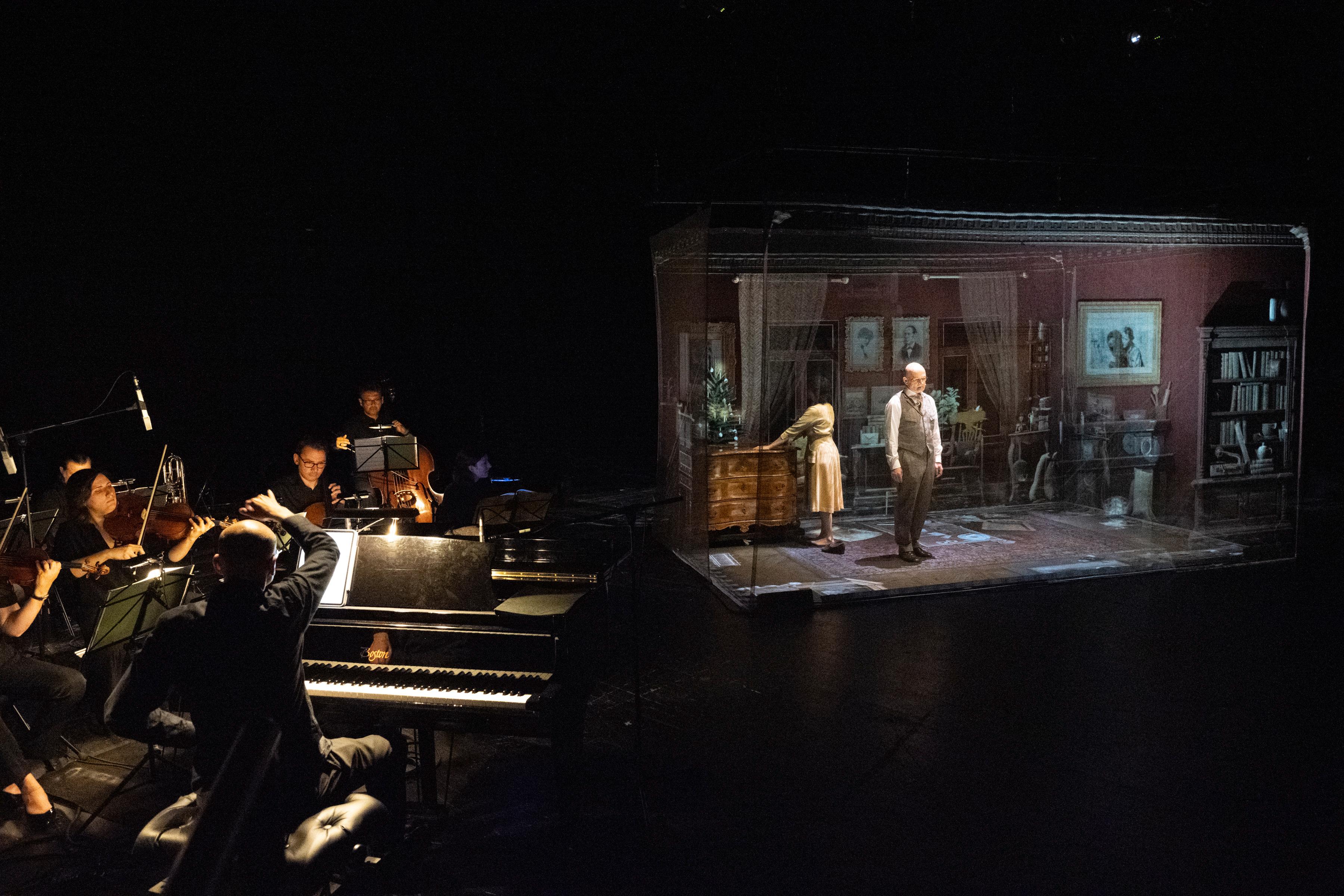 Im holographischen Würfel: Christoph Breidler, Veit Schubert und Alma Sadé in „Felix’s Room“. Foto JR Berliner Ensemble