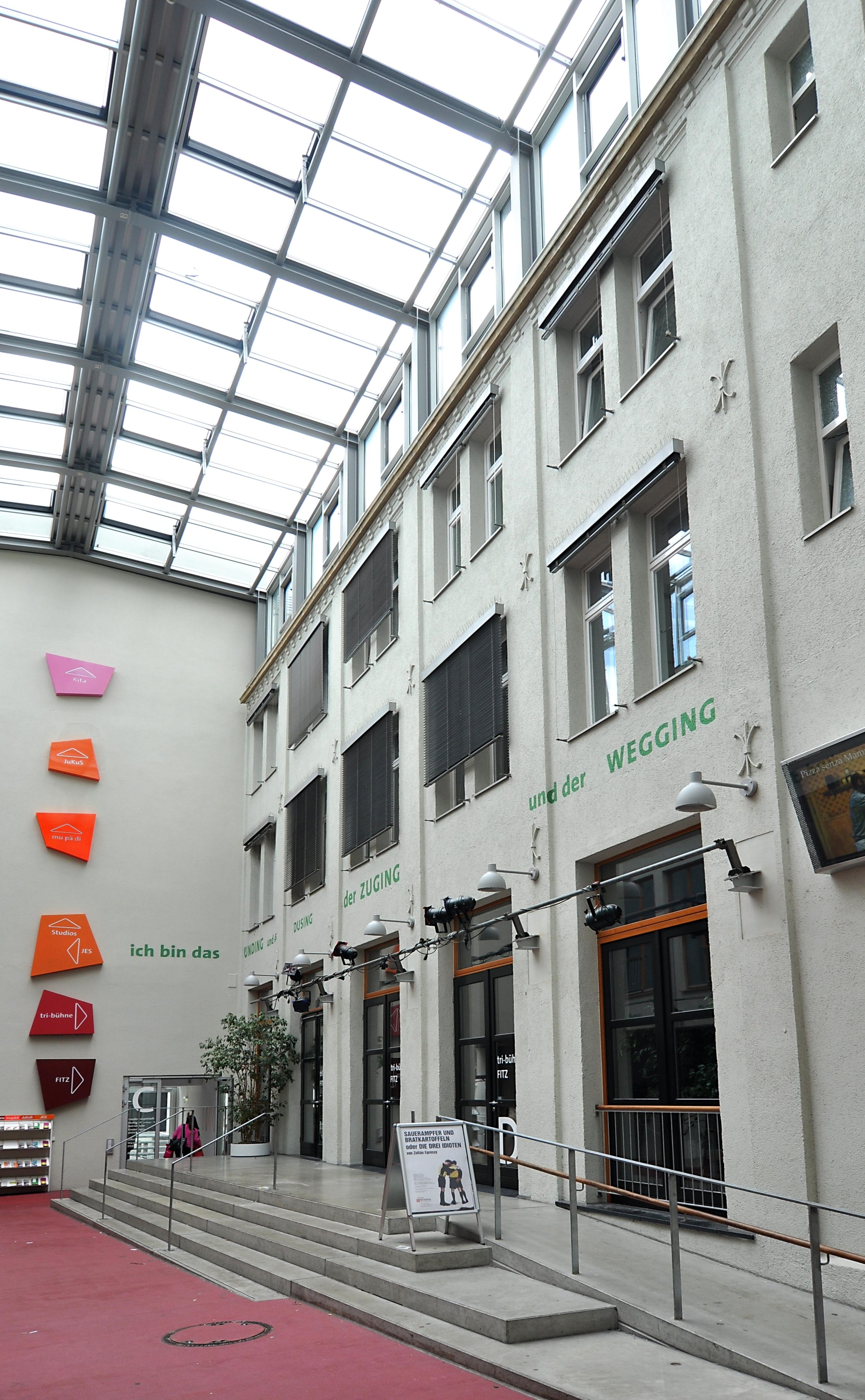 Eingang des Theaters tri-bühne in der Passage Unterm Tagblattturm in Stuttgart