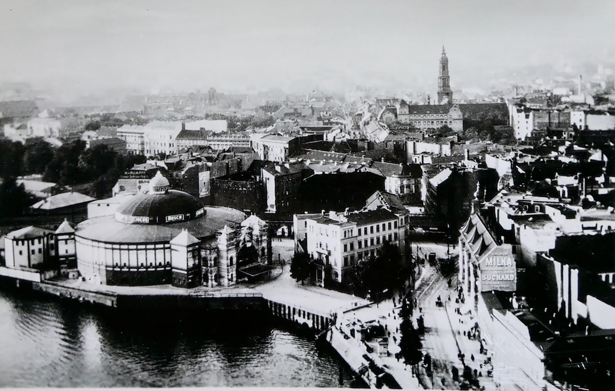 Circus Busch mit dem Turm der Sophienkirche im Hintergrund.