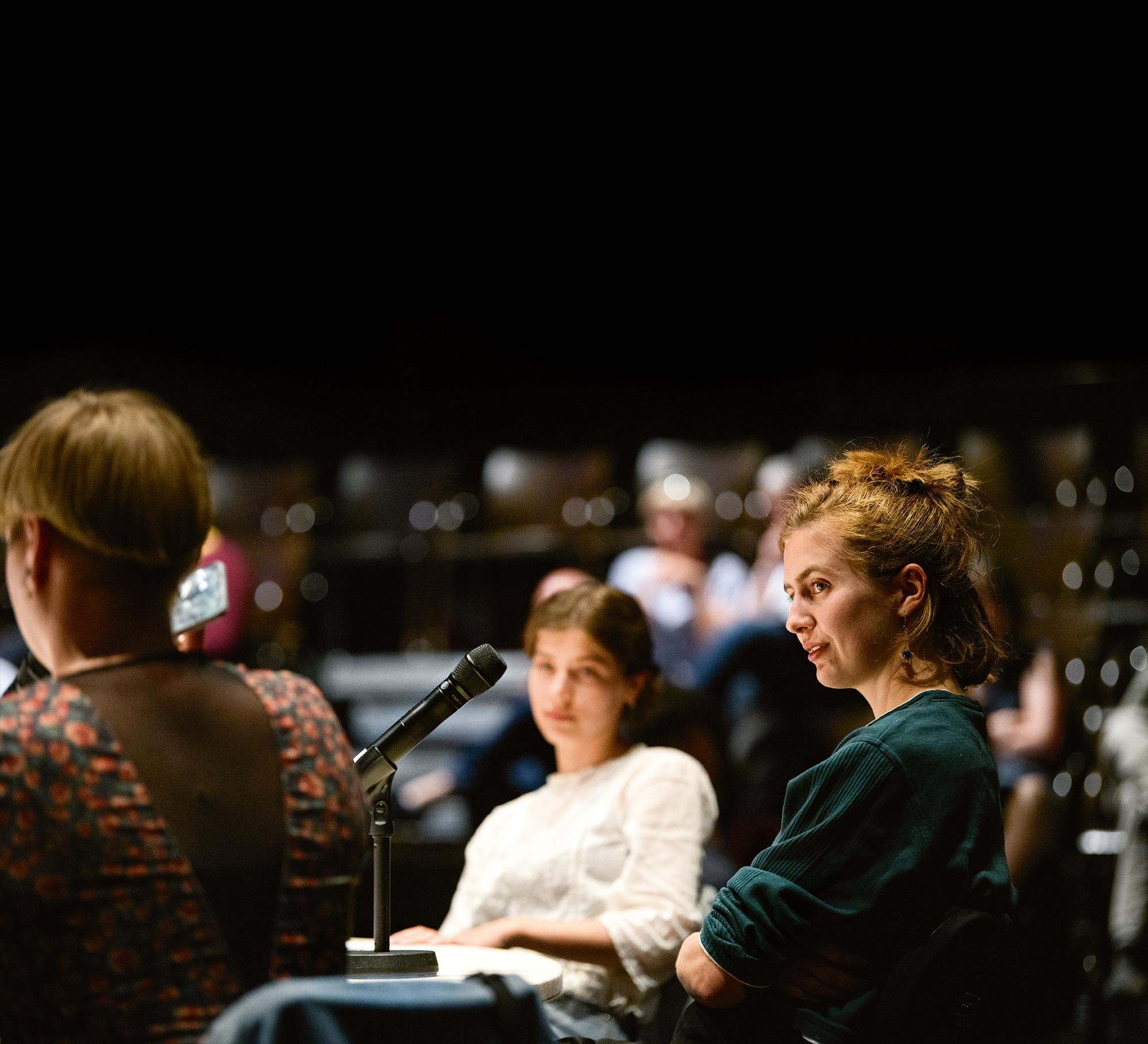 Studierende aus verschiedenen europäischen Ländern sprechen mit Manolis Tsipos über ihre Visionen für eine zukünftige Theaterakademie