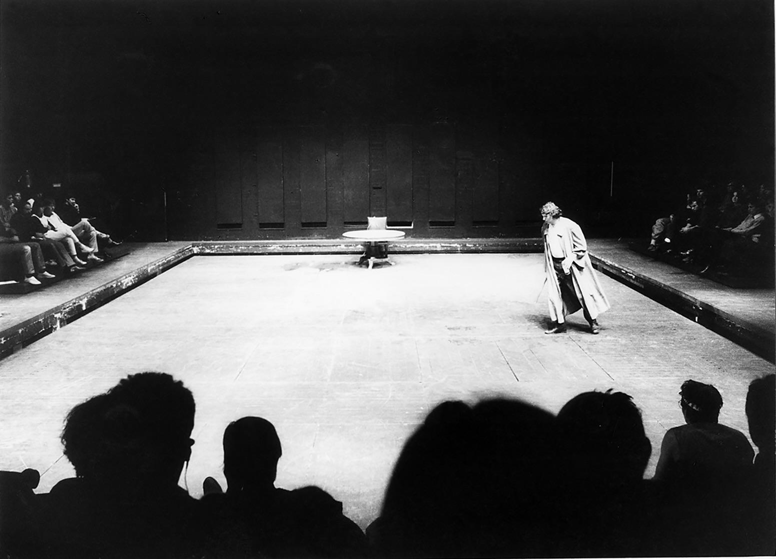 Peter Brombacher als Macbeth in „Macbeth nach Shakespeare“ von Heiner Müller, Inszenierung B. K. Tragelehn 1983 im Kleinen Haus des Düsseldorfer Schauspielhauses. Akademie der Künste, Berlin, B. K.-Tragelehn-Archiv, Archivnummer 281_002