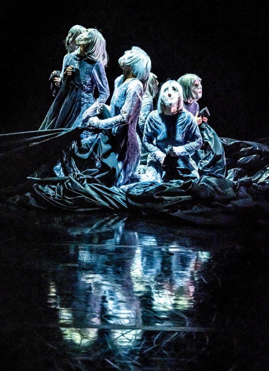 Szene aus Dorothee Elmigers „Die Holländerinnen“, inszeniert von Clara Weyde am Theater Magdeburg, 2026