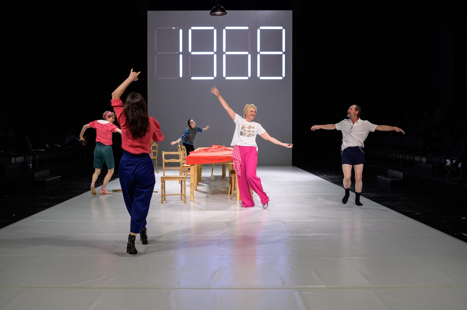 Tanz durch die Zeit: Raika Nicolai, Nadja Robiné, Fabian Hagen, Anna Windmüller und Philipp Otto (von links) in "dumme jahre". Candy Welz/DNT Weimar
