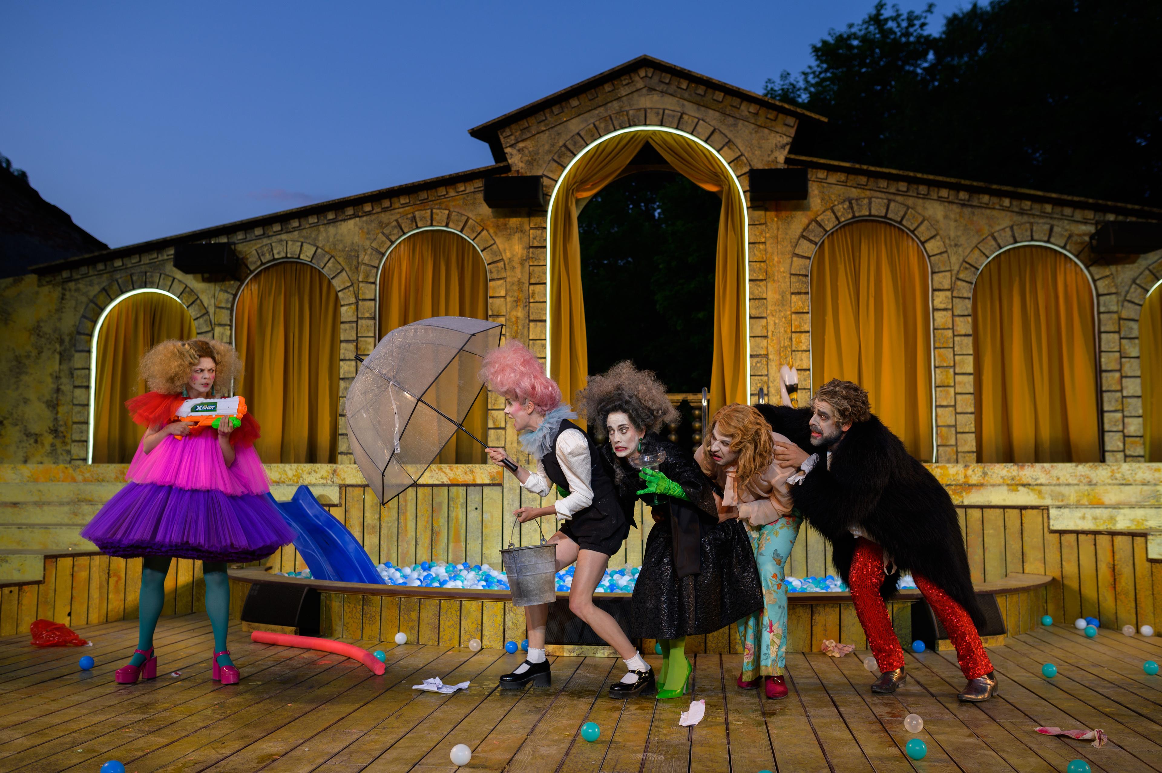 Annelie Korn (Clarice de' Bisognosi), Nora Quest (Smeraldina), Johanna Geißler (Dottoressa Lombardi), Calvin-Noel Auer (Silvio Lombardi) und Nahuel Häfliger (Pantalone de' Bisognosi) in „Der Diener zweier Herren“ am Nationaltheater Weimar.