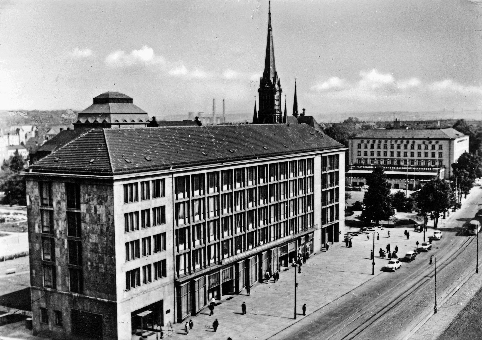Industrie- und Handelskammer an der Straße der Nationen, Rudolf Weißer und Architekturkollektiv, 1960