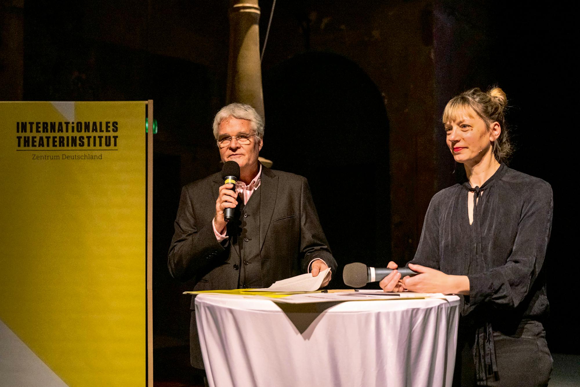Thomas Engel, scheidender Direktor des Internationalen Theaterinstituts Deutschland, und Yvonne Büdenhölzer, Leiterin des Suhrkamp Theaterverlag und Präsidentin des ITI – Zentrum Deutschland