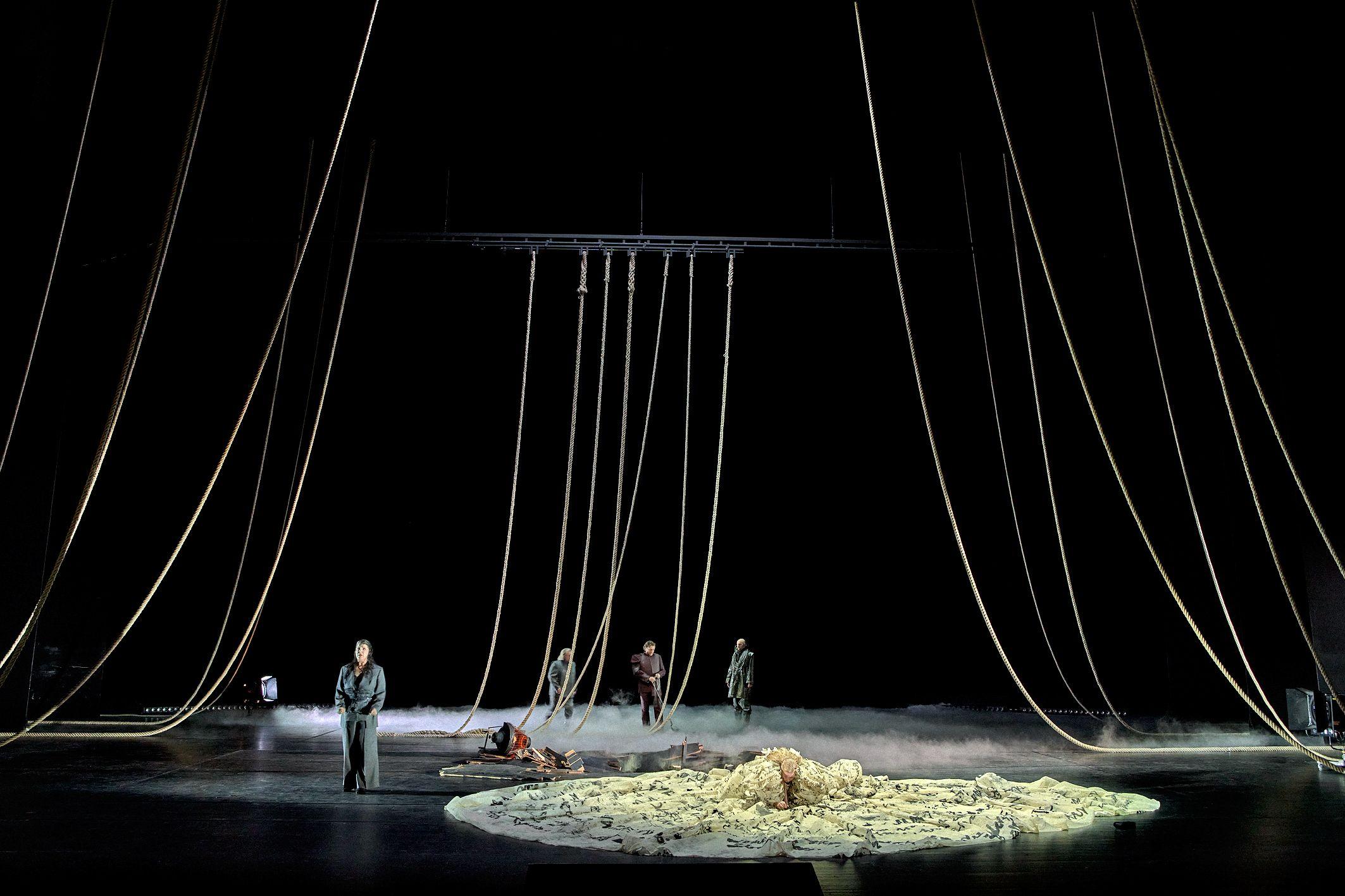 Christa Mayer als Brangäne und Camilla Nylund als Isolde in „Tristan und Isolde“ in der Regie von Thorleifur Örn Arnarsson bei den Bayreuther Festspielen. Foto Bayreuther Festspiele/Enrico Nawrath