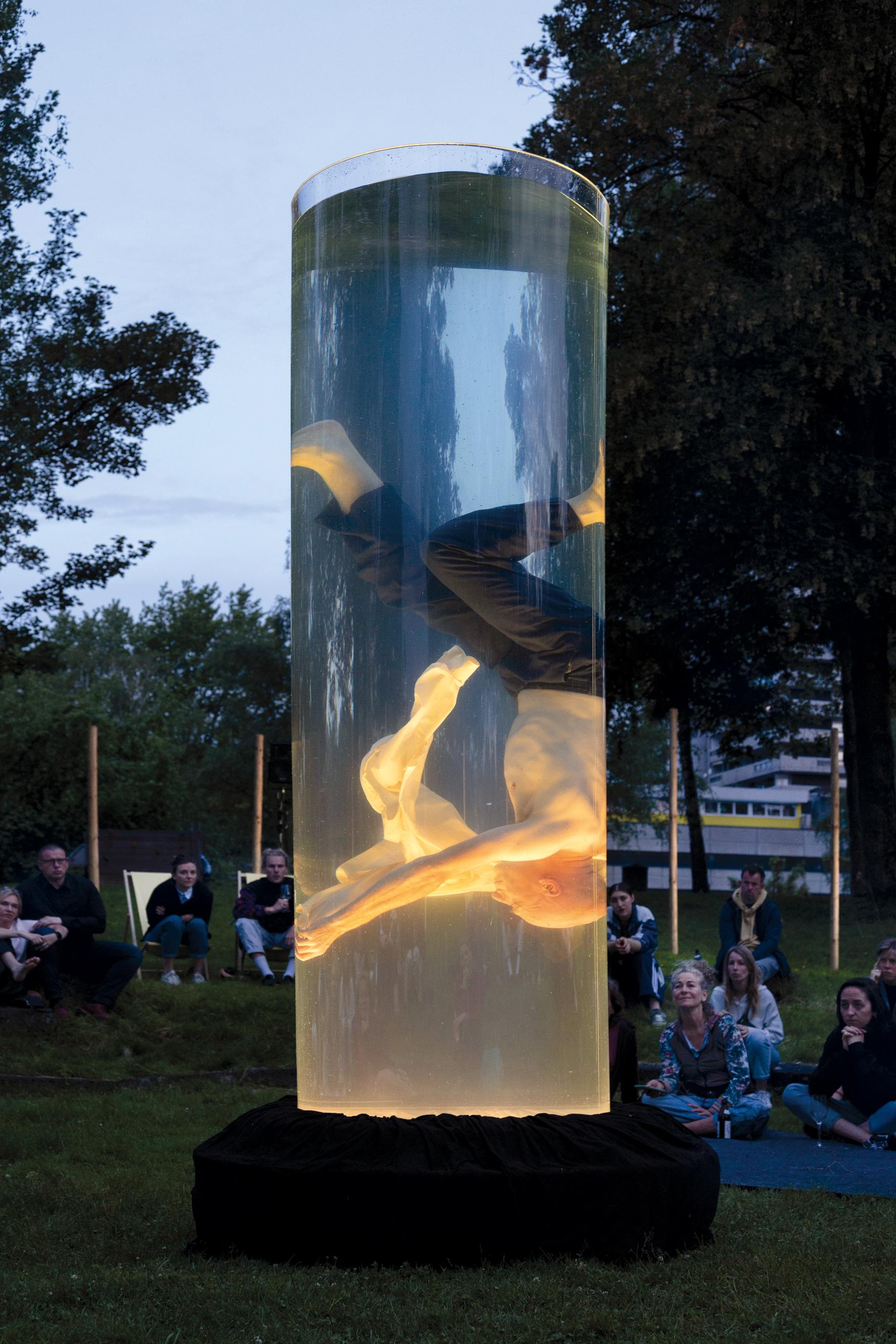 Jörg Müller in seiner Performance „Noustube“ beim CircusDanceFestival in Köln.