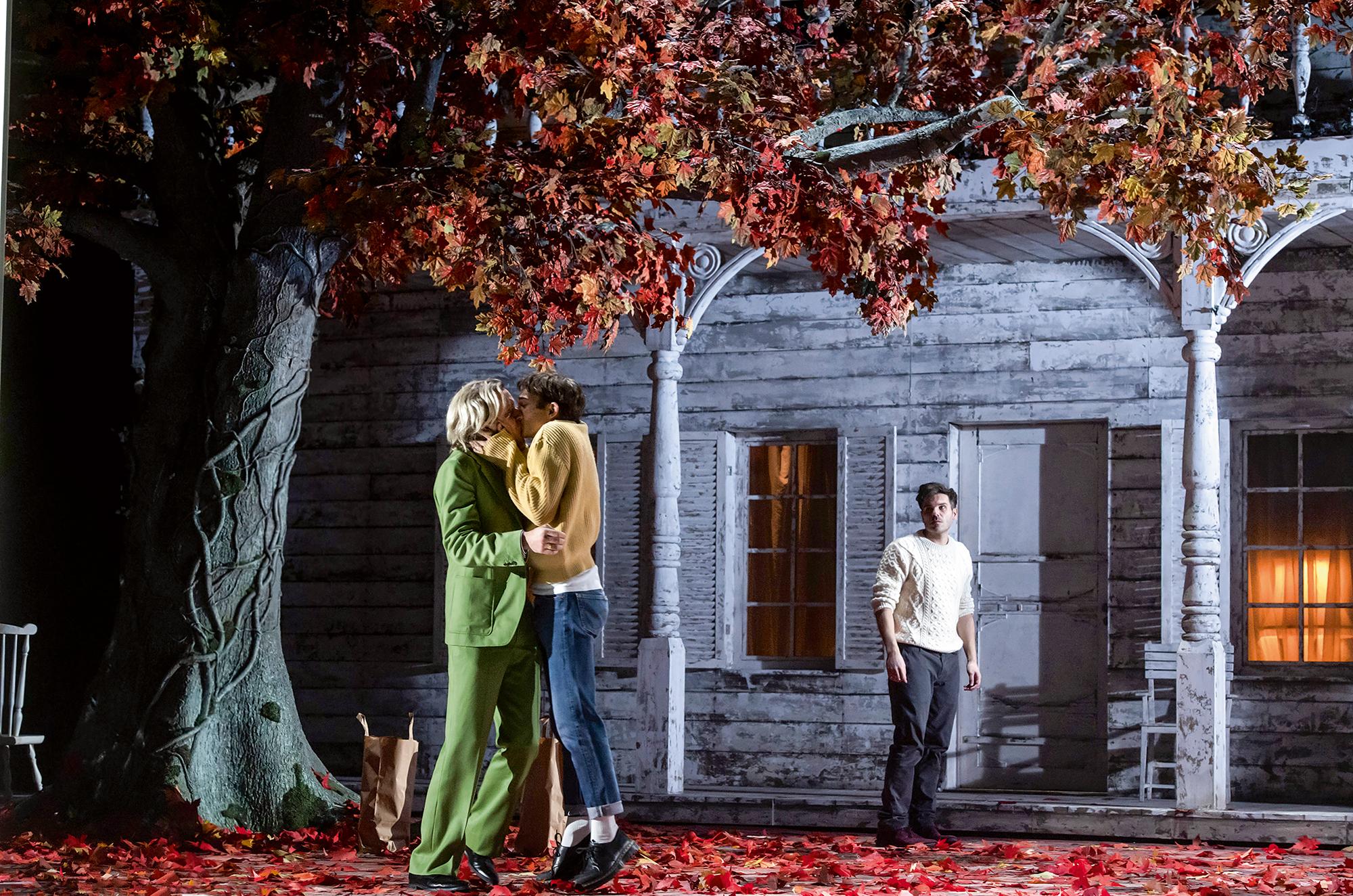 „Das Vermächtnis (The Inheritance)“ von Matthew Lopez frei nach dem Roman „Howards End“ von E.M. Forster in der Regie von Philipp Stölzl am Münchner Residenztheater, eingeladen zum Berliner Theatertreffen 2023