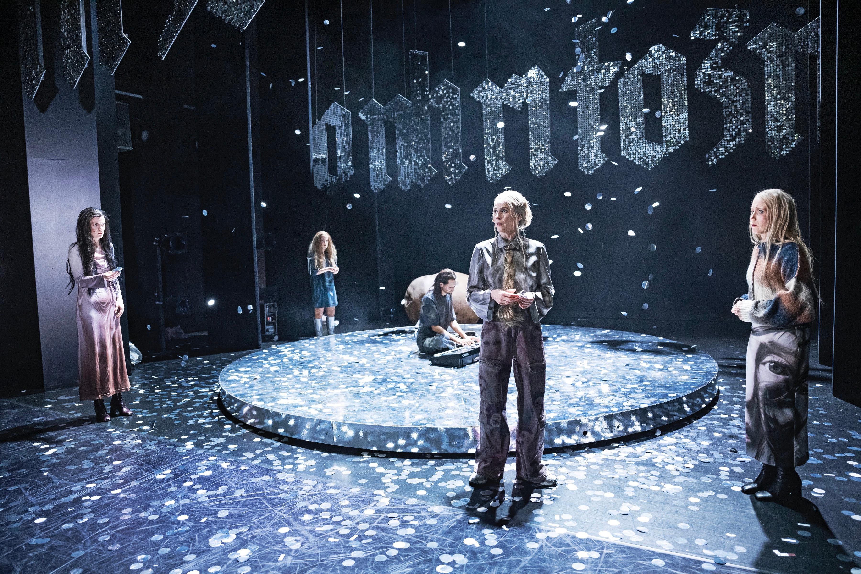 „no shame in hope (eine Jogginghose ist ja kein Schicksal)“ in der Regie von Simone Geyer Bühne und Kostüme Mona Marie Hartmann am Theater Konstanz. Foto Ilja Mess