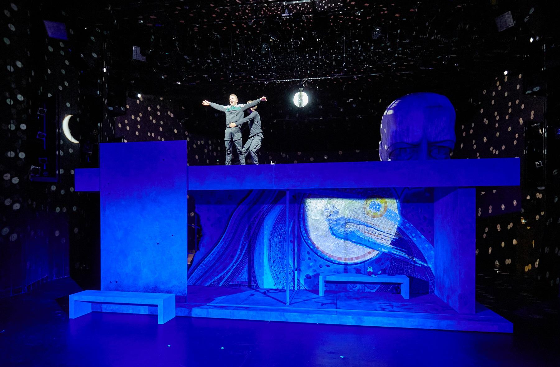 Marius Petrenz als Andrej und Phillip Brehl als Ruslan in „Untröstliche Schatten“ in der Regie von Elina Finkel am Pfalztheater Kaiserslautern. Foto Thomas Brenner