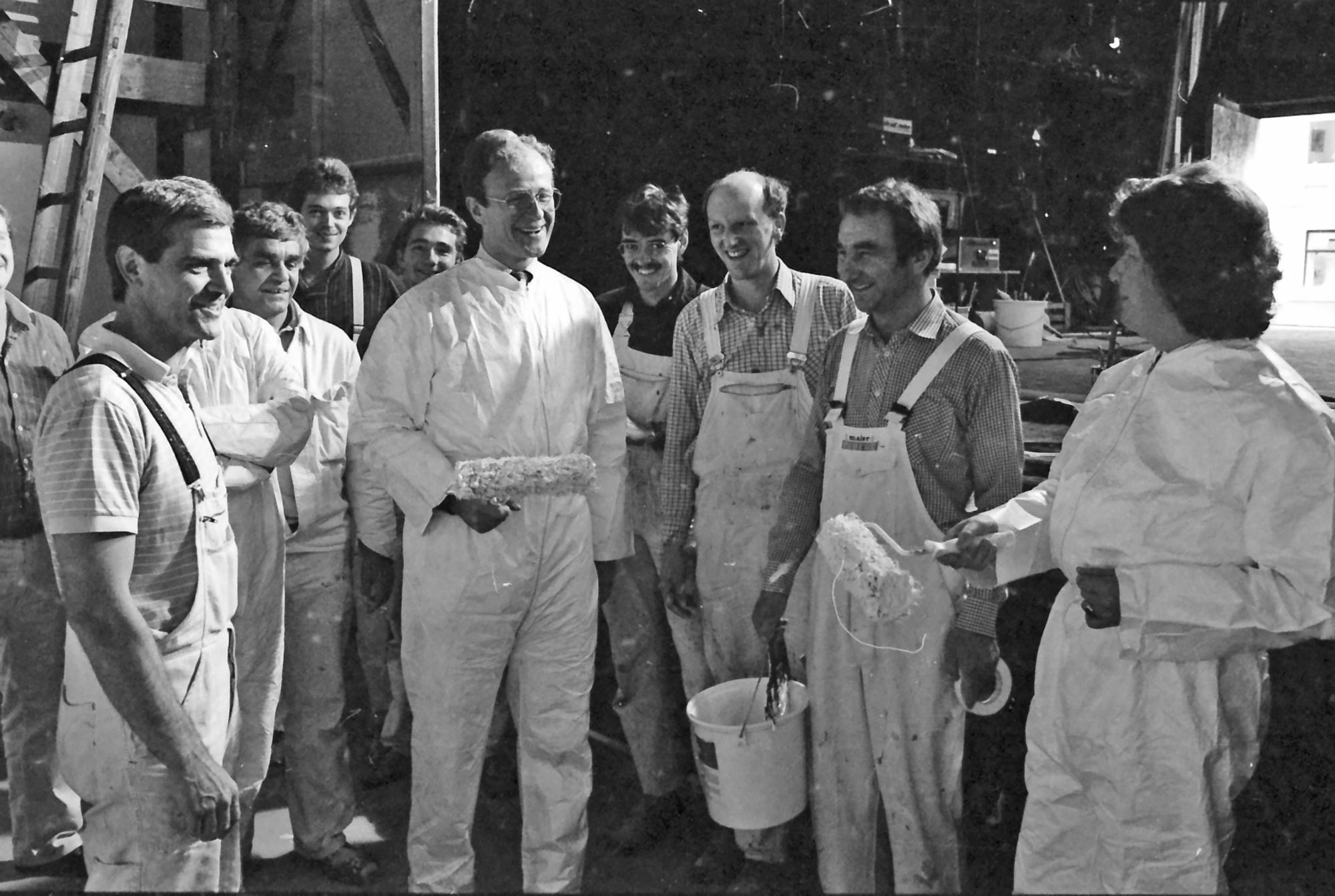 Neuer Theateranstrich mit Bürgermeister Bertold Reinartz (Mitte) und Intendant Egmont Elschner (rechts) auf der Bühne im Theater an der Drususallee, 1987