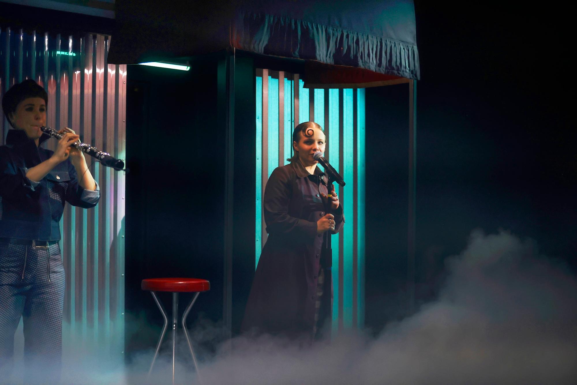 Jasna Fritzi Bauer singt „I'm a Victim of this Song" in „Brasch - Das Alte geht nicht und das Neue auch nicht“ von Lena Brasch am Gorki-Theater Berlin. 