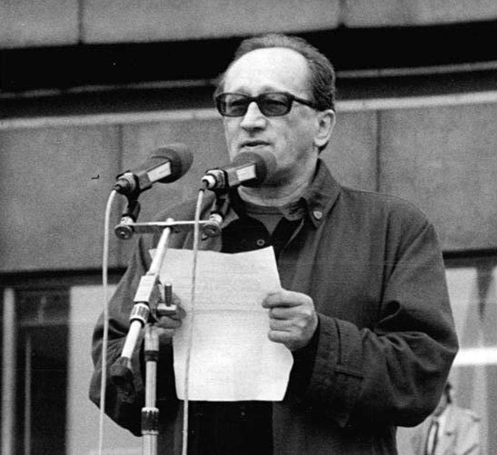 Heiner Müller spricht bei der Alexanderplatz-Demonstration am 4. November 1989