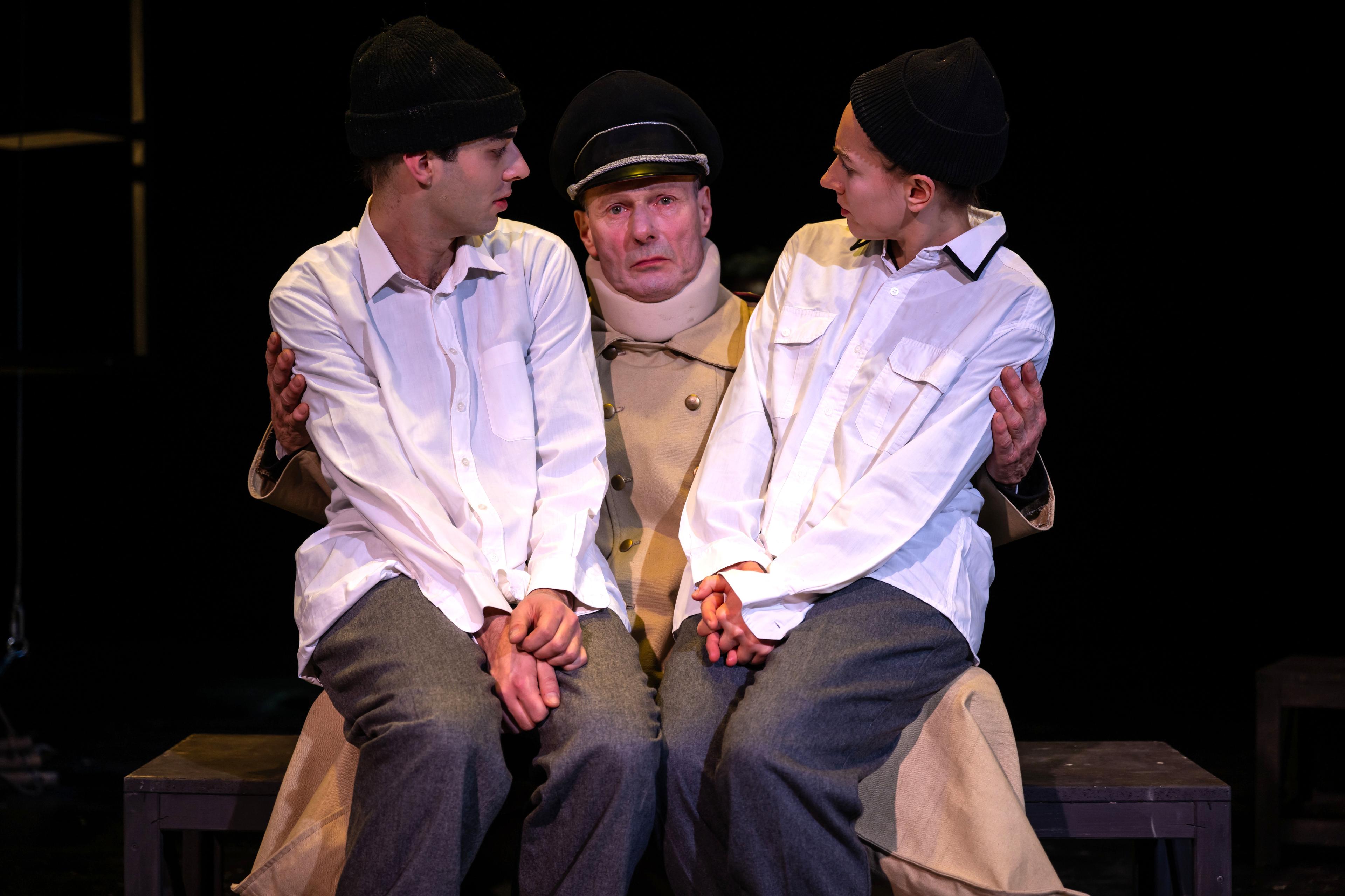 Lukas Franke und Susan Ihlenfeld als Zwillinge, dazwischen: Hannes Liebmann in „Das große Heft“ in der Regie von Johanna Schall am Theater der Altmark Stendal. Foto Nilz Böhme