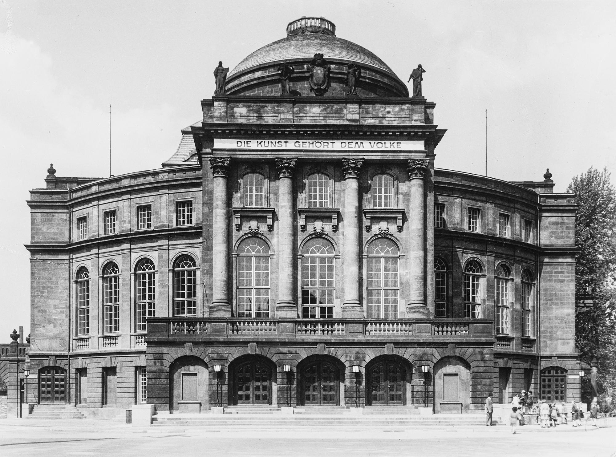 Opernhaus Chemnitz mit Frontinschrift „Die Kunst gehört dem Volke“, Rekonstruktion, Architekten Karl Wilhelm Ochs und Walter Henn, 1951