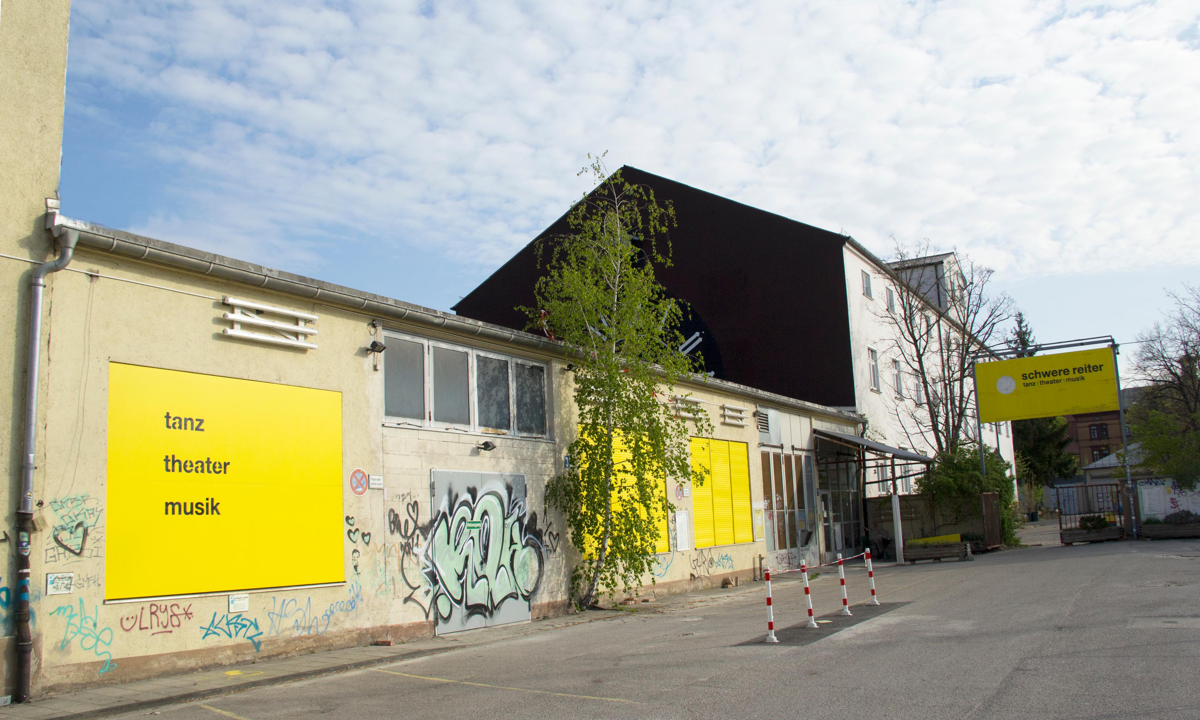 Eingang Spiel- und Produktionsstätte Schwere Reiter in München, 2020