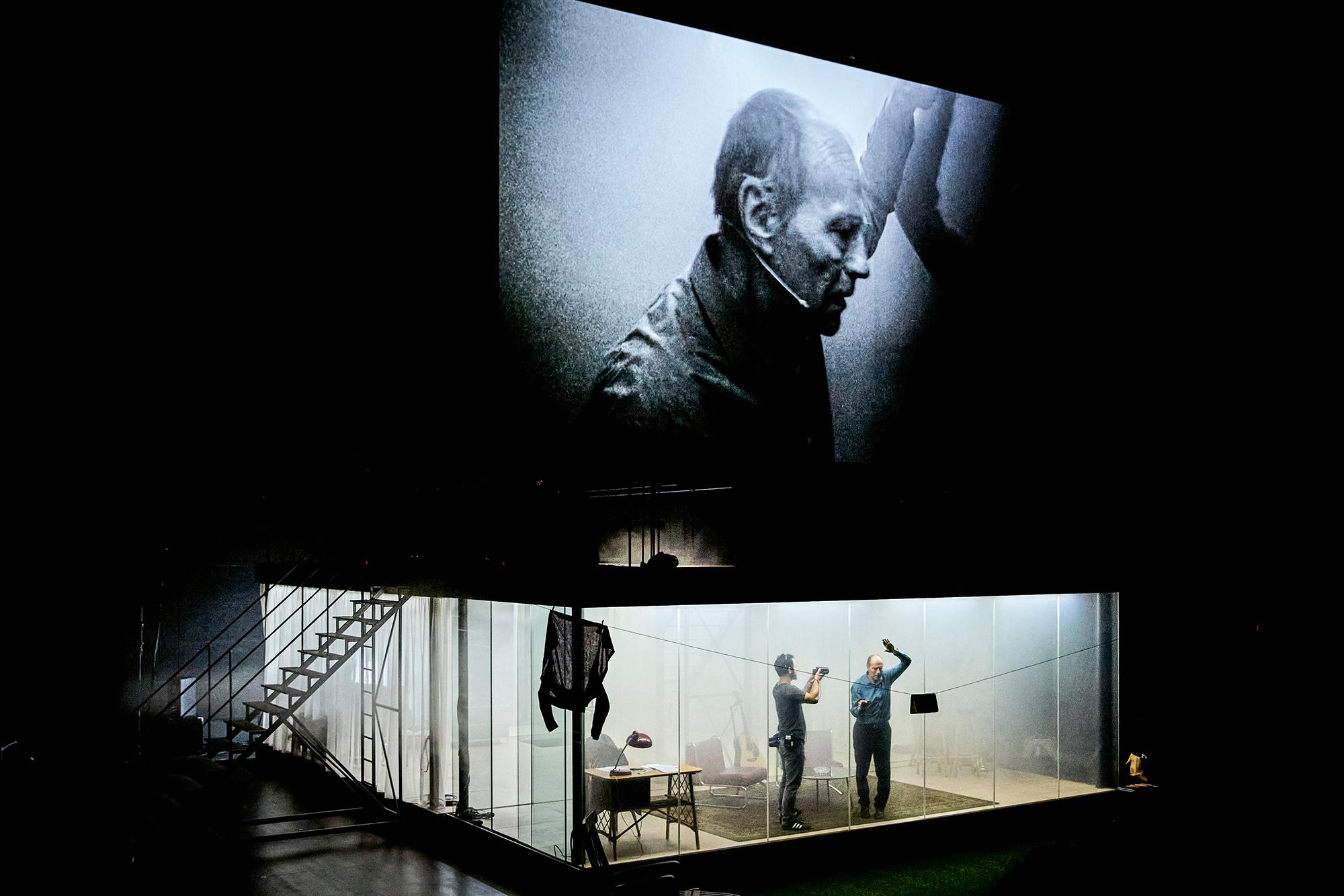 „2666“, basierend auf dem Roman von Roberto Bolaño. Regie Julien Gosselin beim Festival d’Avignon, 2016. Bühne Hubert Colas, Kostüm Caroline Tavernier
